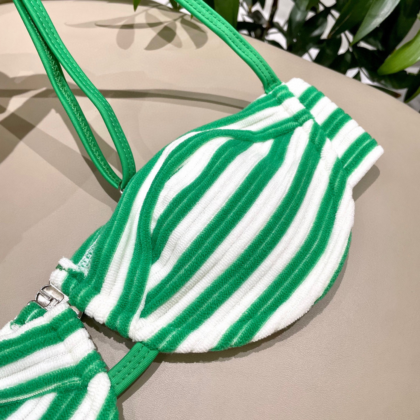  miumiu新款分体比基尼 丝绒面料😍🥰适合多种场景的游泳衣🏊‍♀️海边 游泳池 温泉 水上乐园 漂流