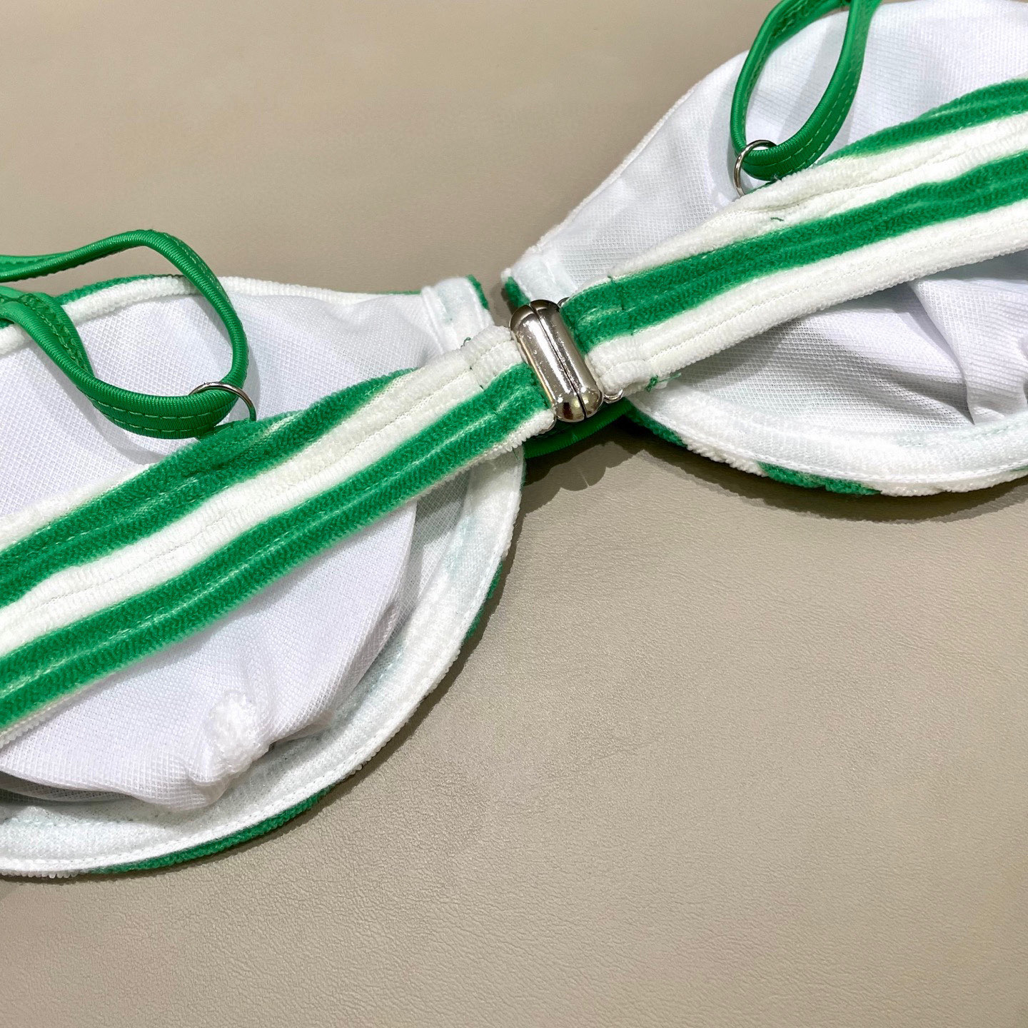  miumiu新款分体比基尼 丝绒面料😍🥰适合多种场景的游泳衣🏊‍♀️海边 游泳池 温泉 水上乐园 漂流