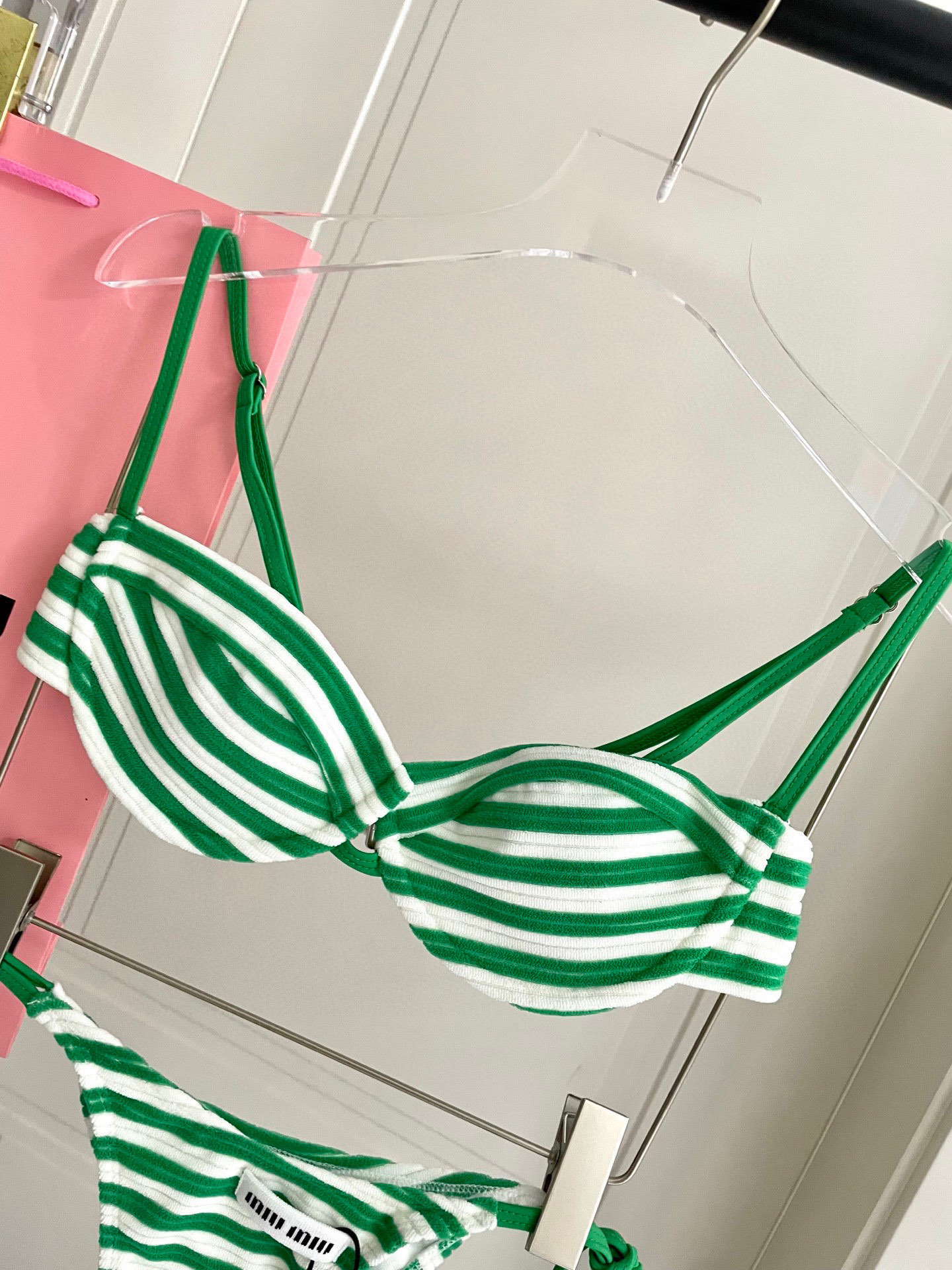  miumiu新款分体比基尼 丝绒面料😍🥰适合多种场景的游泳衣🏊‍♀️海边 游泳池 温泉 水上乐园 漂流