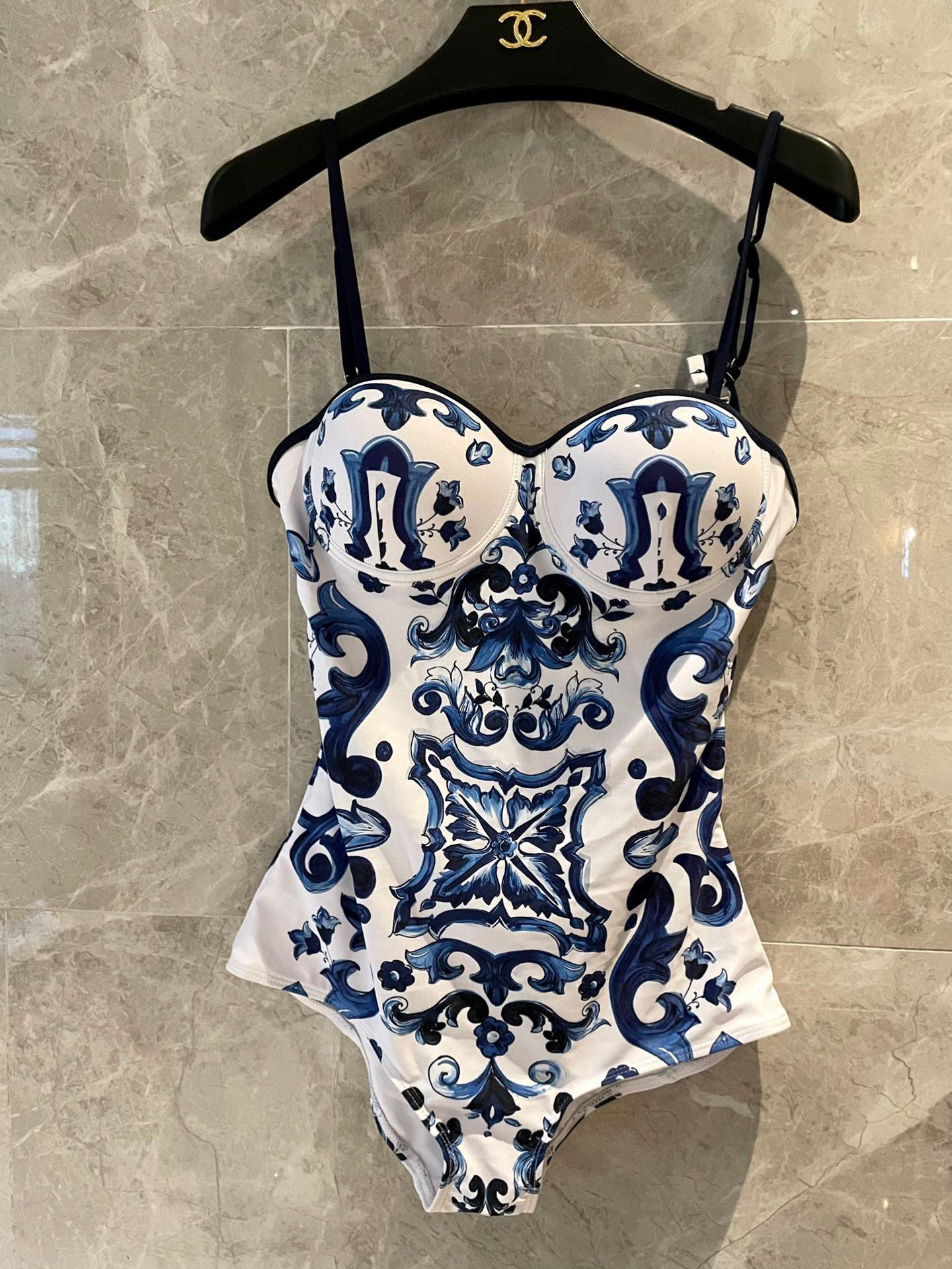  DG吊带钢托聚拢连体泳衣 性感女神🥰😍👙❤️😍🥰适合多种场景的游泳衣🏊‍♀️海边 游泳池 温泉 水上乐