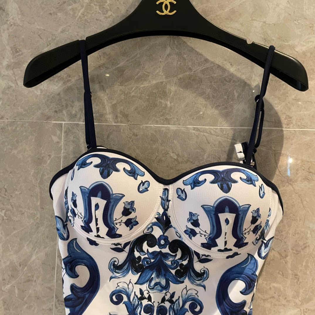  DG吊带钢托聚拢连体泳衣 性感女神🥰😍👙❤️😍🥰适合多种场景的游泳衣🏊‍♀️海边 游泳池 温泉 水上乐