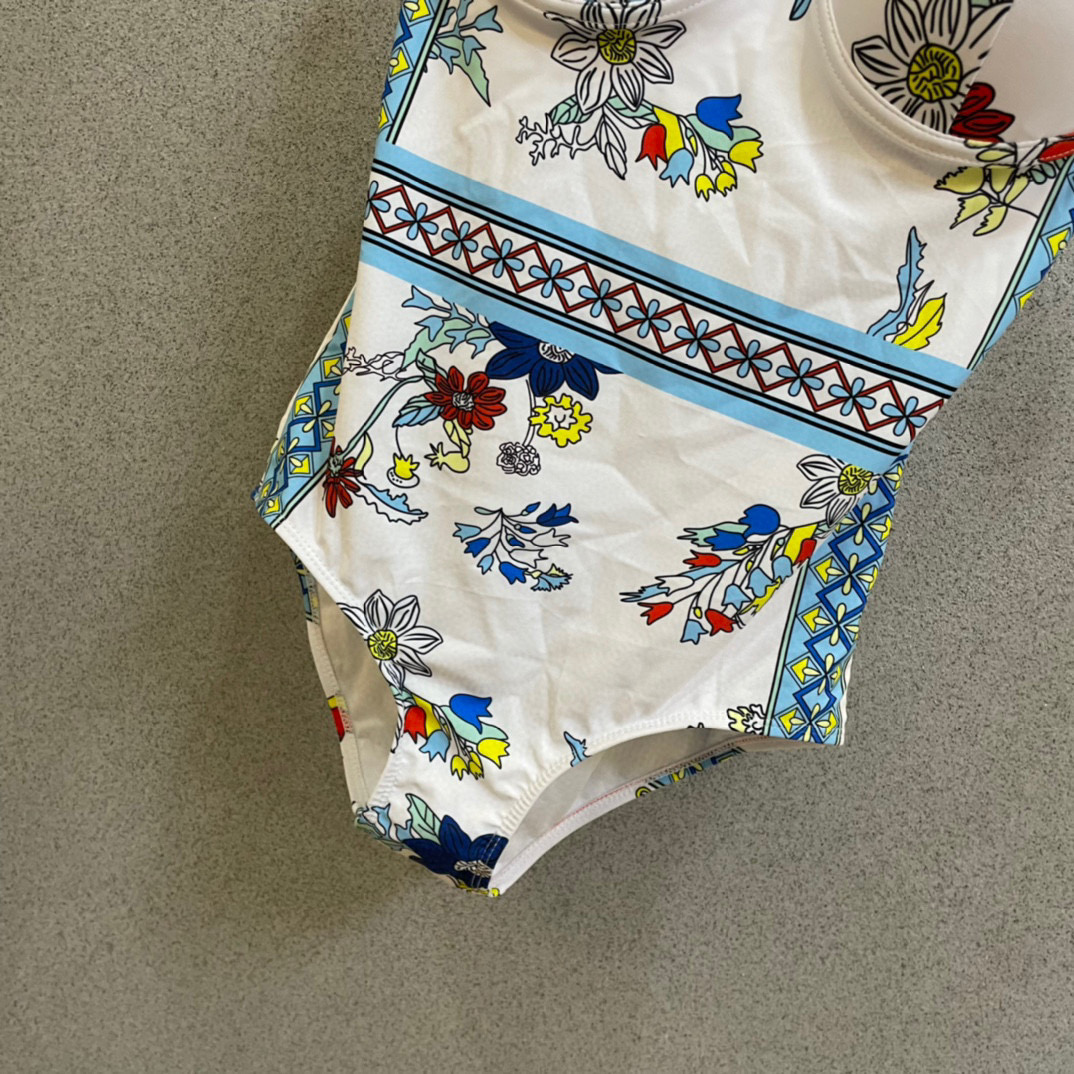  范思哲新款泳衣😍🥰适合多种场景的游泳衣🏊‍♀️海边 游泳池 温泉 水上乐园 漂流都可以😌内搭也完全可以