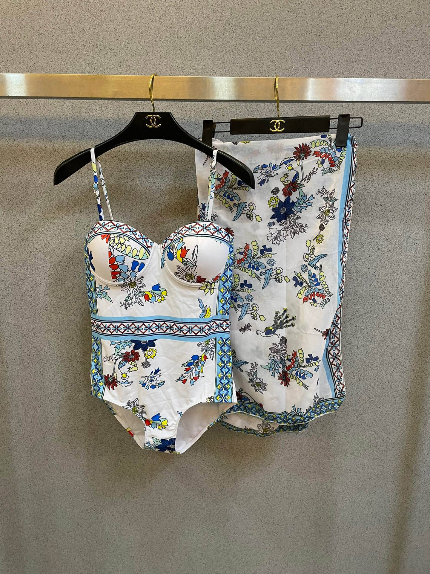  范思哲新款泳衣😍🥰适合多种场景的游泳衣🏊‍♀️海边 游泳池 温泉 水上乐园 漂流都可以😌内搭也完全可以