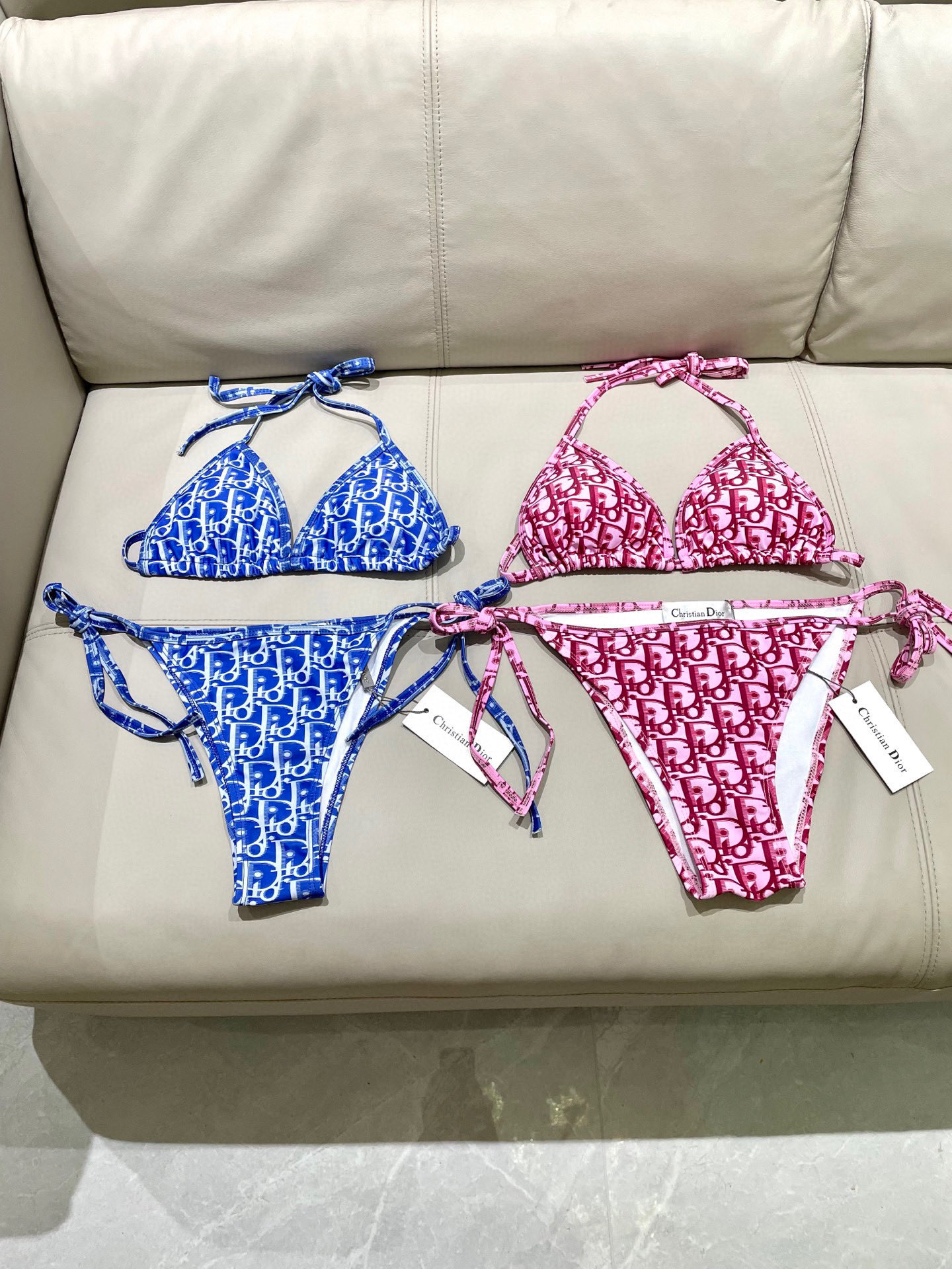 迪奥新款比基尼👙❤️😍🥰适合多种场景的游泳衣🏊‍♀️海边 游泳池 温泉 水上乐园 漂流都可以😌内搭外穿