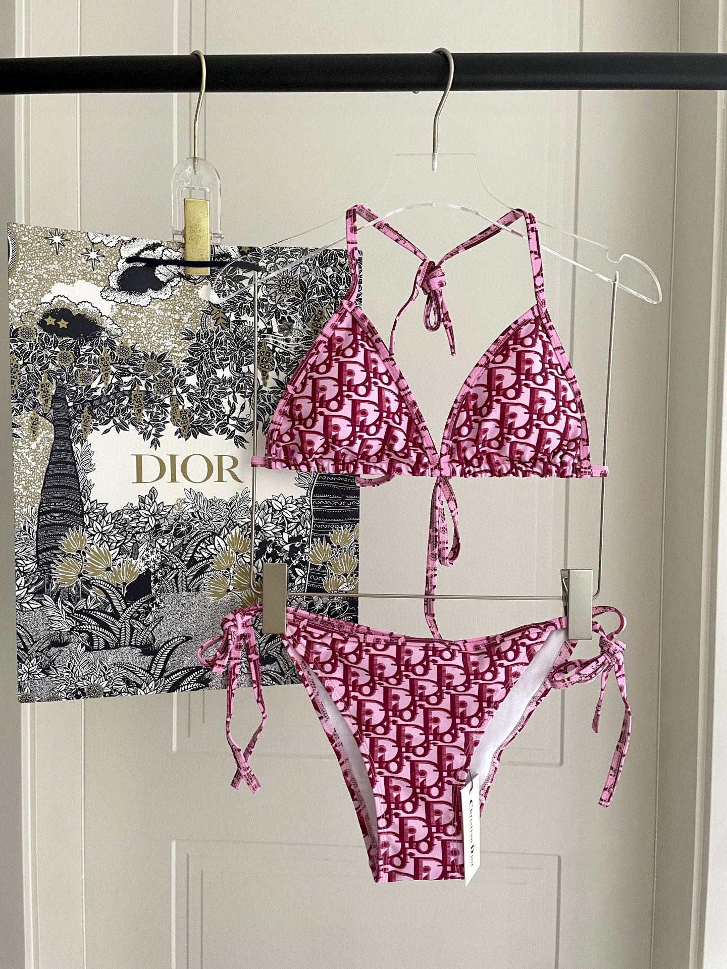  迪奥新款比基尼👙❤️😍🥰适合多种场景的游泳衣🏊‍♀️海边 游泳池 温泉 水上乐园 漂流都可以😌内搭外穿