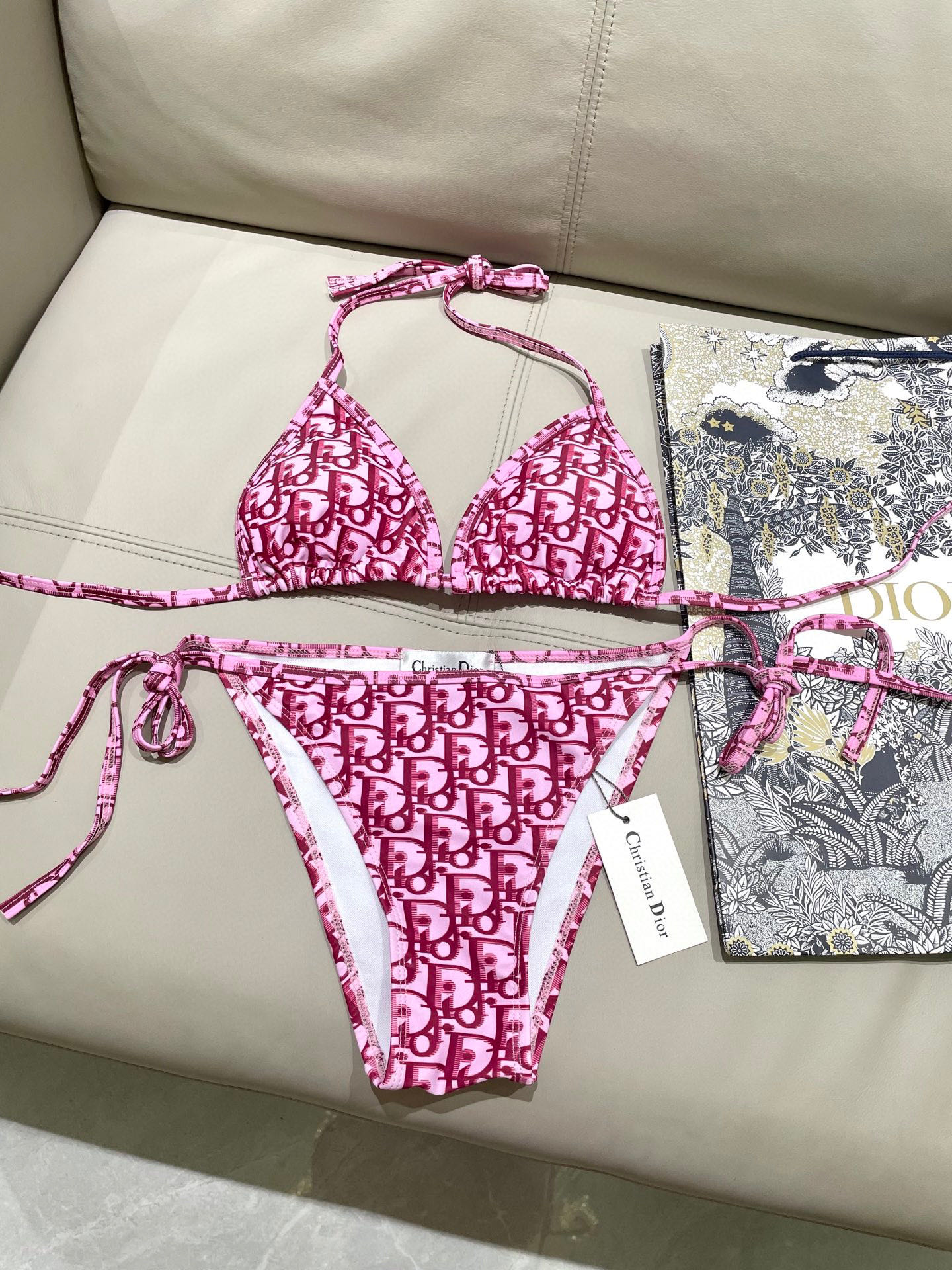  迪奥新款比基尼👙❤️😍🥰适合多种场景的游泳衣🏊‍♀️海边 游泳池 温泉 水上乐园 漂流都可以😌内搭外穿