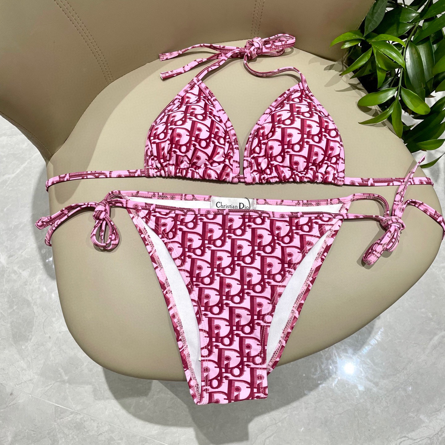  迪奥新款比基尼👙❤️😍🥰适合多种场景的游泳衣🏊‍♀️海边 游泳池 温泉 水上乐园 漂流都可以😌内搭外穿