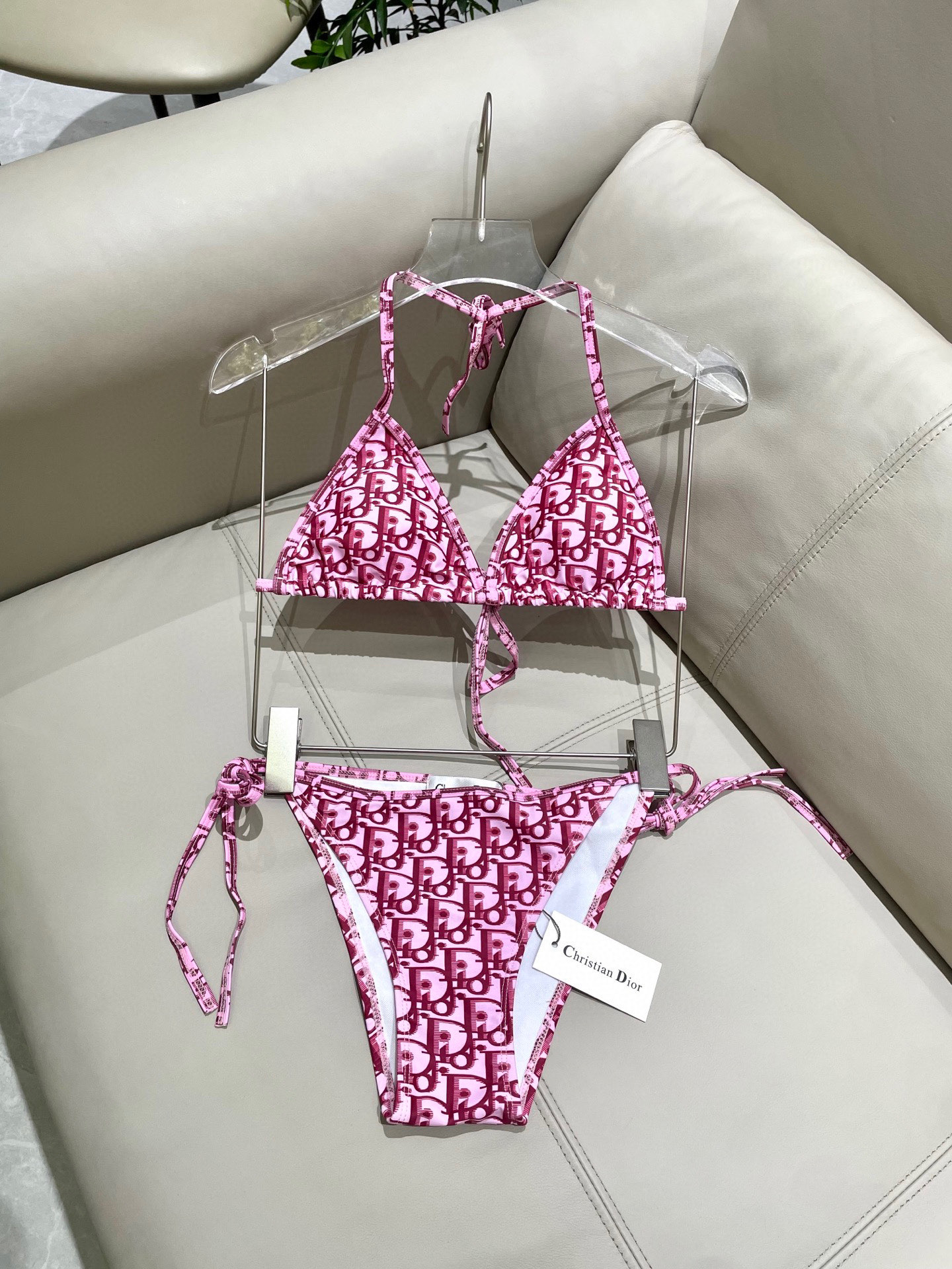  迪奥新款比基尼👙❤️😍🥰适合多种场景的游泳衣🏊‍♀️海边 游泳池 温泉 水上乐园 漂流都可以😌内搭外穿