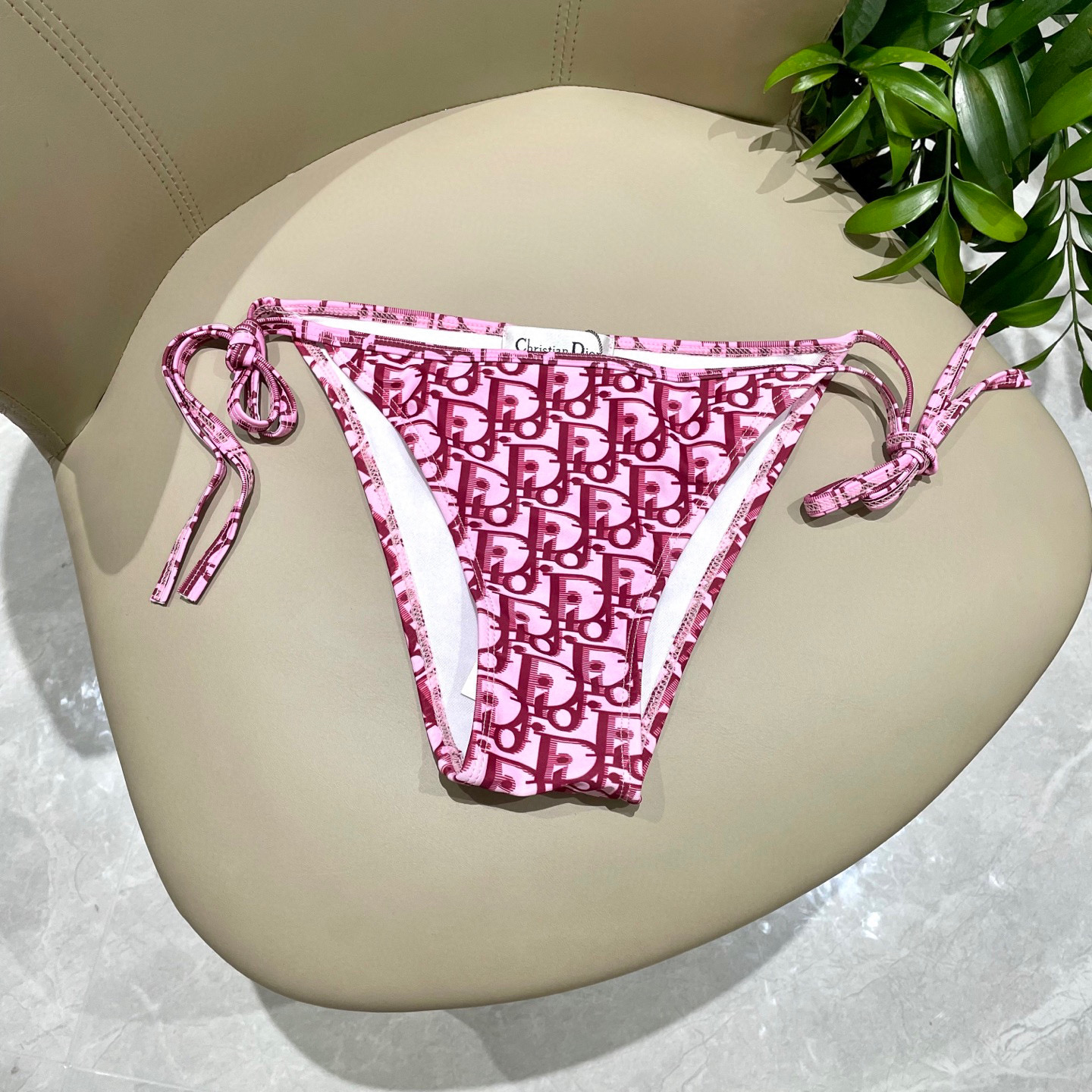  迪奥新款比基尼👙❤️😍🥰适合多种场景的游泳衣🏊‍♀️海边 游泳池 温泉 水上乐园 漂流都可以😌内搭外穿