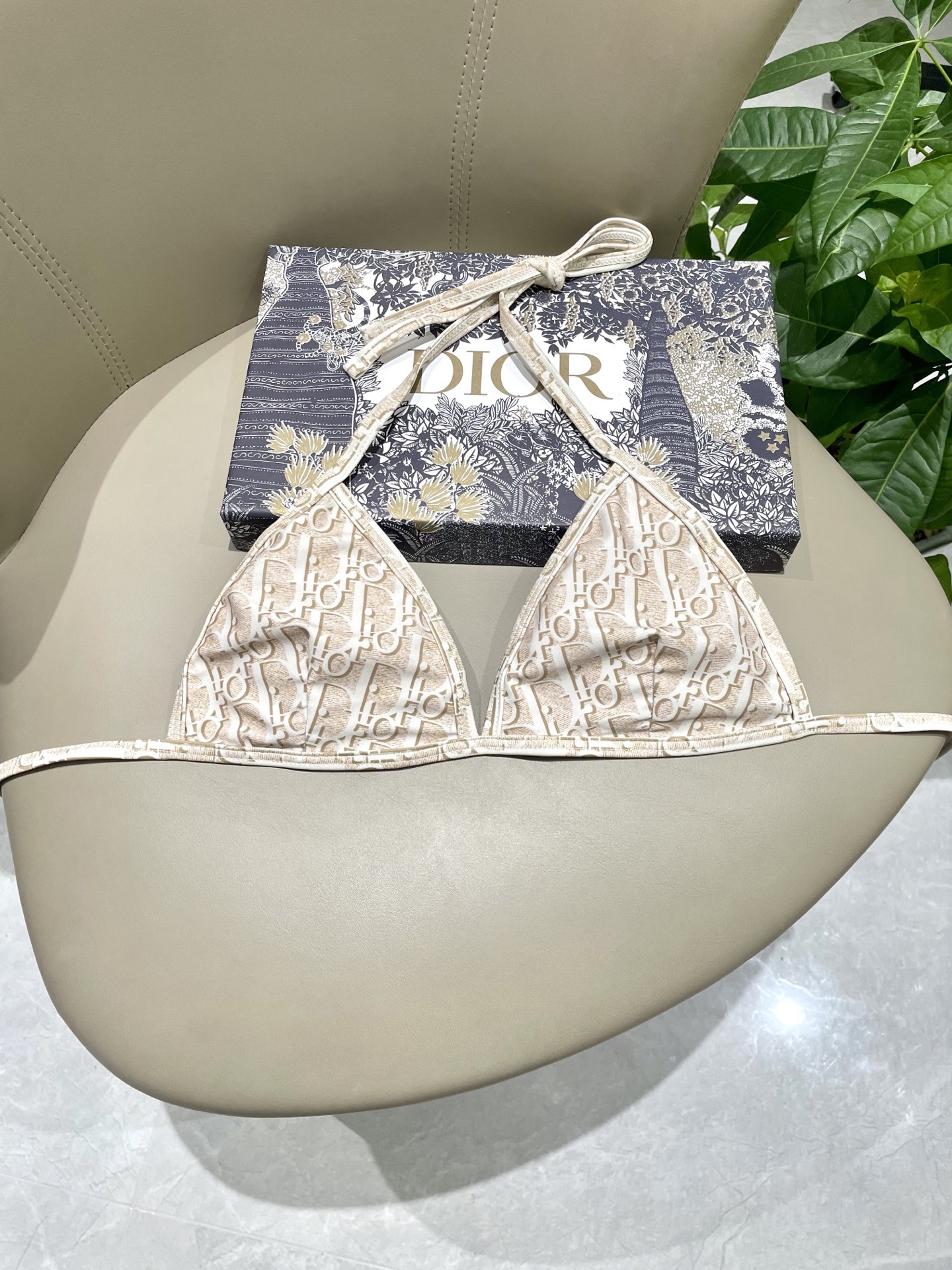  迪奥新款分体泳衣  三件套 比基尼➕裤裙 时尚潮流款 😍🥰适合多种场景的游泳衣🏊‍♀️海边 游泳池 温