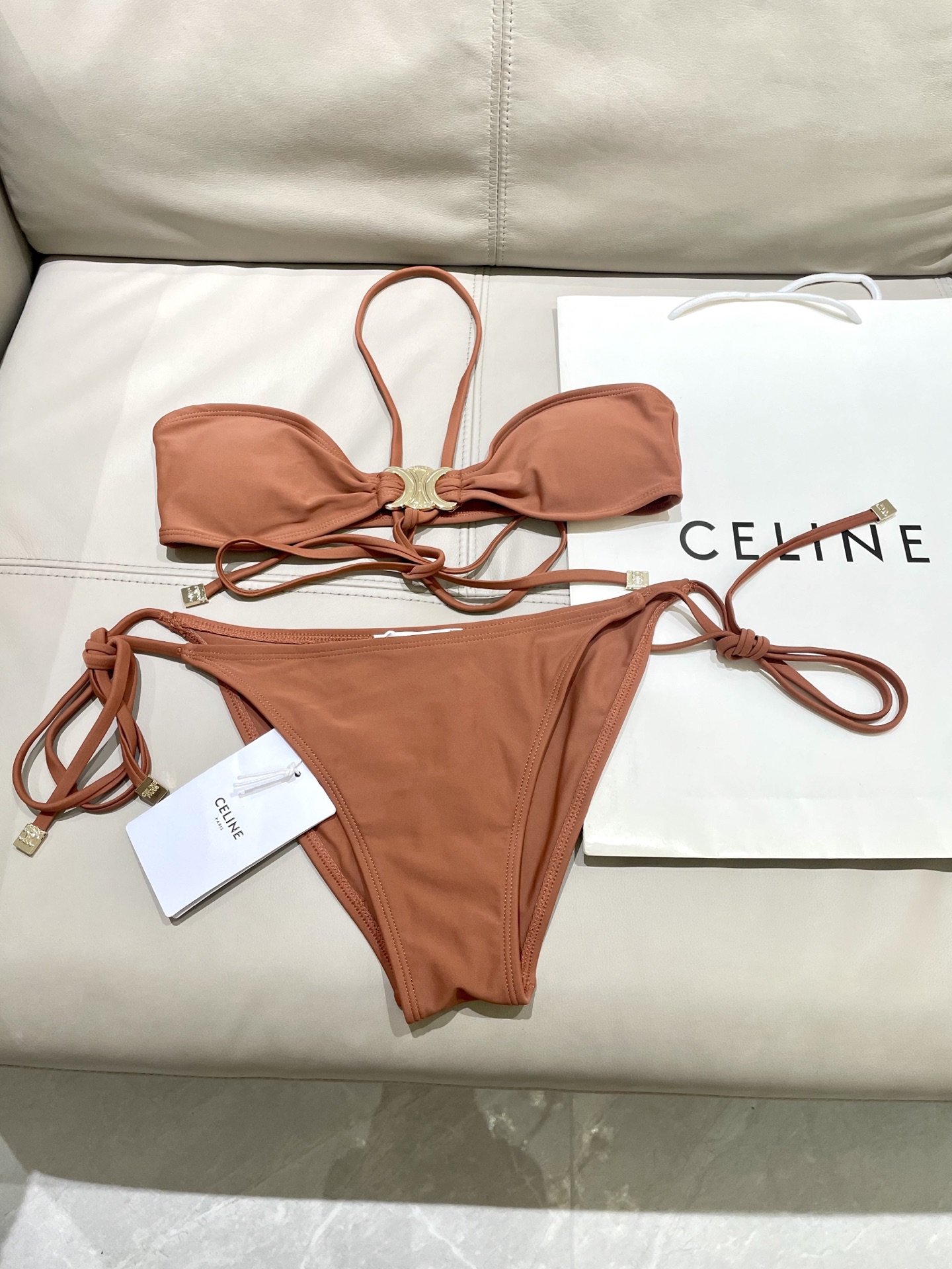  Celien新款比基尼👙 上身超级棒！同步各大专柜发售，自然而然呈现时尚感！十分减龄，具有年轻活力。 