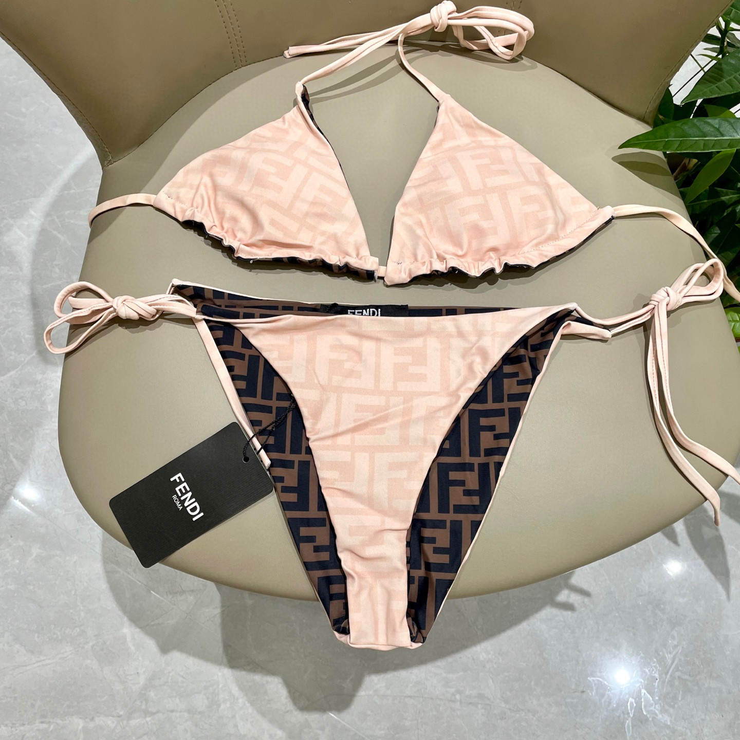 
 芬迪双面可穿比基尼泳衣  😍🥰适合多种场景的游泳衣🏊‍♀️海边 游泳池 温泉 水上乐园 漂流都可以😌