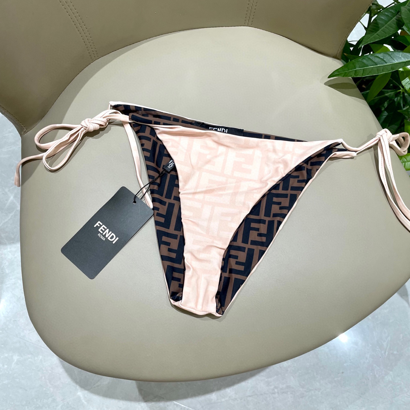 
 芬迪双面可穿比基尼泳衣  😍🥰适合多种场景的游泳衣🏊‍♀️海边 游泳池 温泉 水上乐园 漂流都可以😌