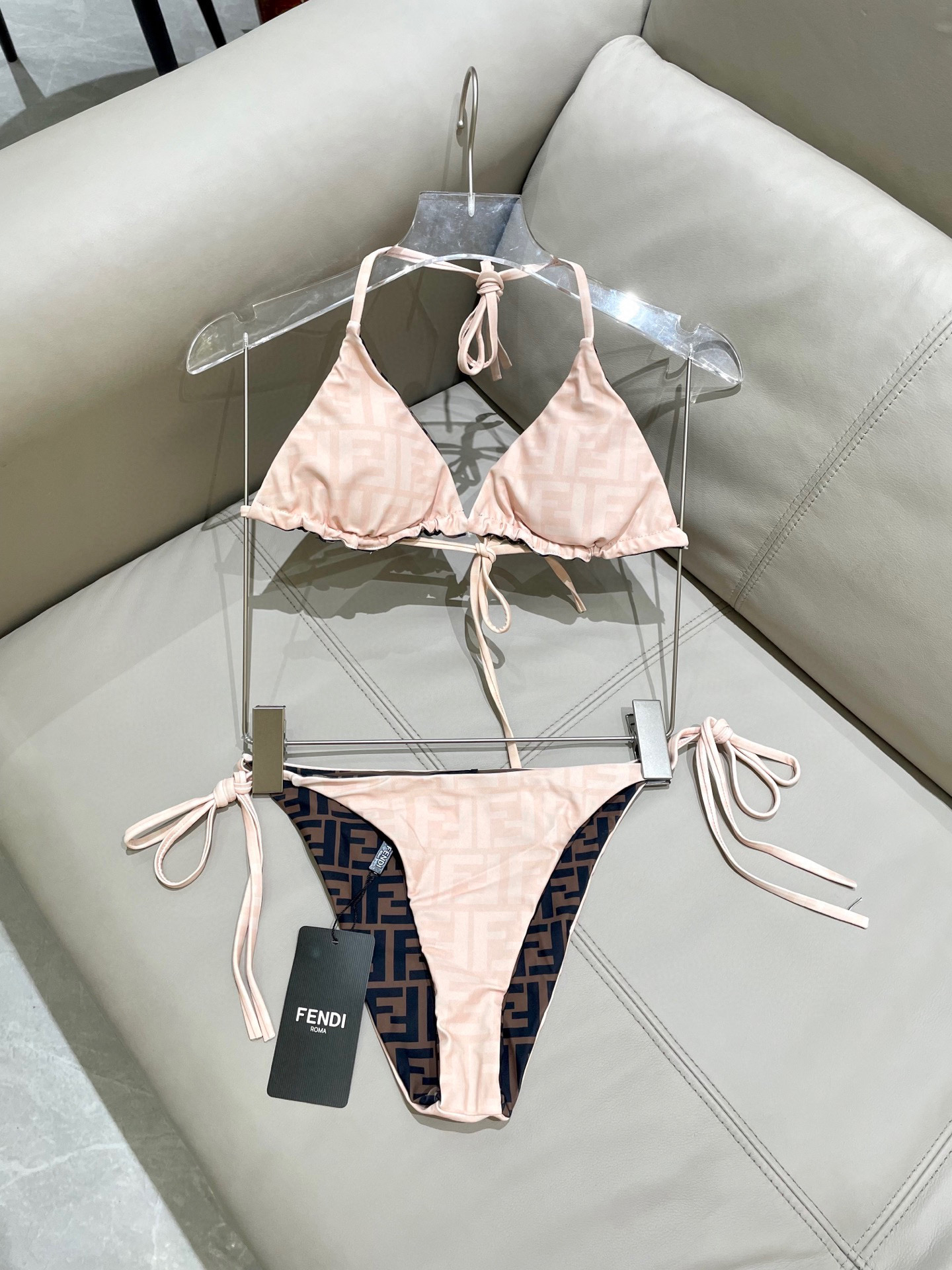 
 芬迪双面可穿比基尼泳衣  😍🥰适合多种场景的游泳衣🏊‍♀️海边 游泳池 温泉 水上乐园 漂流都可以😌