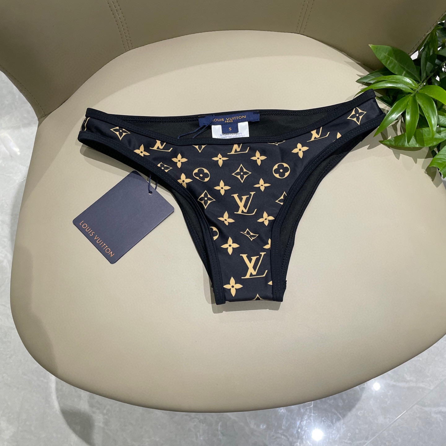  Lv专柜新款分体 对版五金😍🥰适合多种场景的游泳衣🏊‍♀️海边 游泳池 温泉 水上乐园 漂流都可以😌内