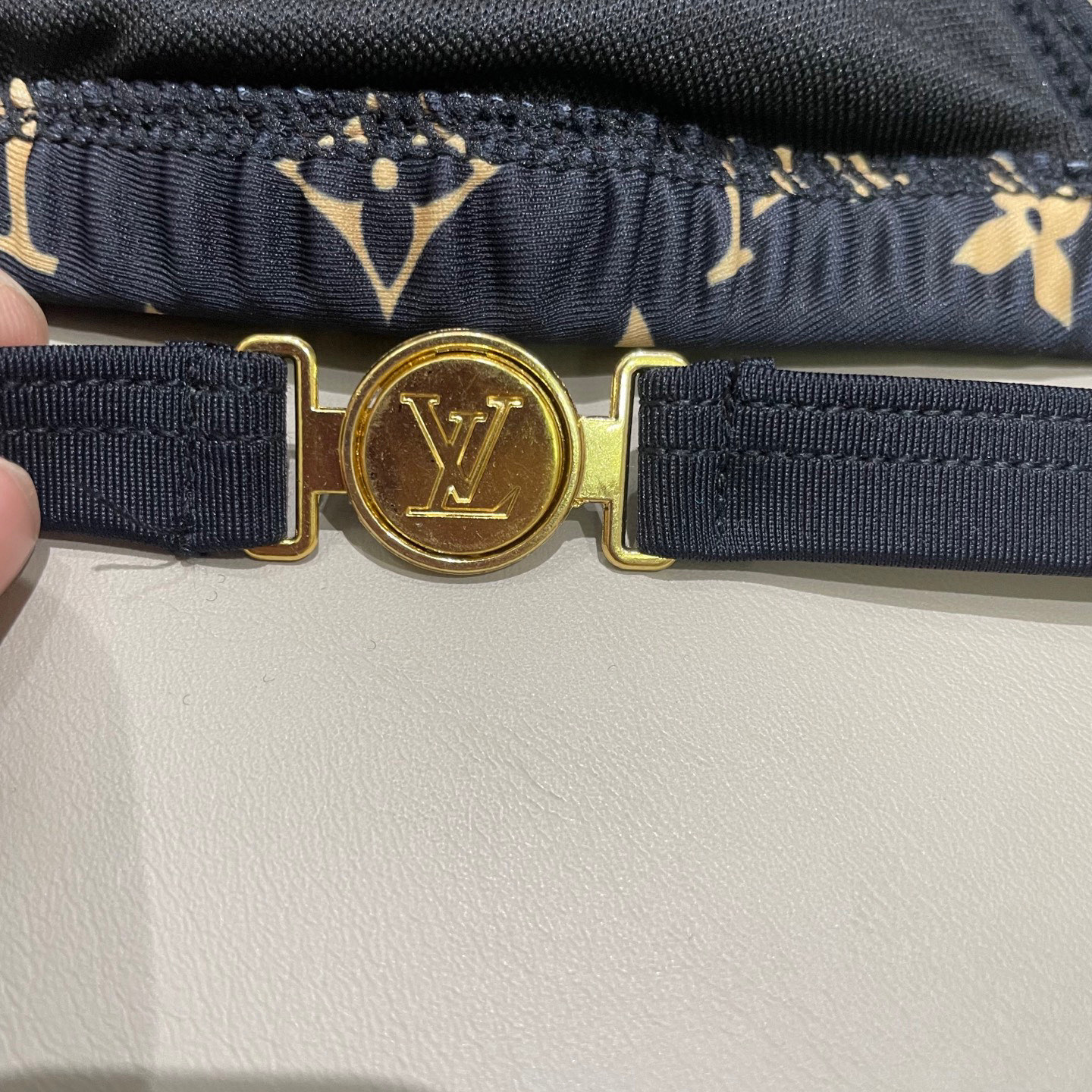  Lv专柜新款分体 对版五金😍🥰适合多种场景的游泳衣🏊‍♀️海边 游泳池 温泉 水上乐园 漂流都可以😌内