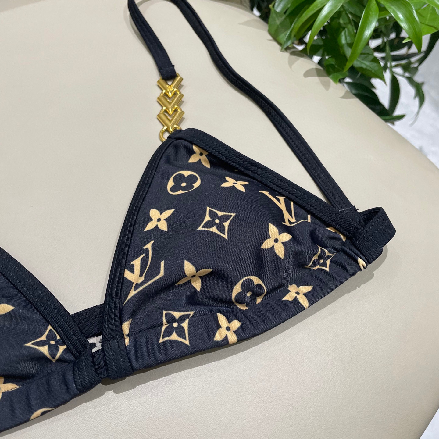  Lv专柜新款分体 对版五金😍🥰适合多种场景的游泳衣🏊‍♀️海边 游泳池 温泉 水上乐园 漂流都可以😌内