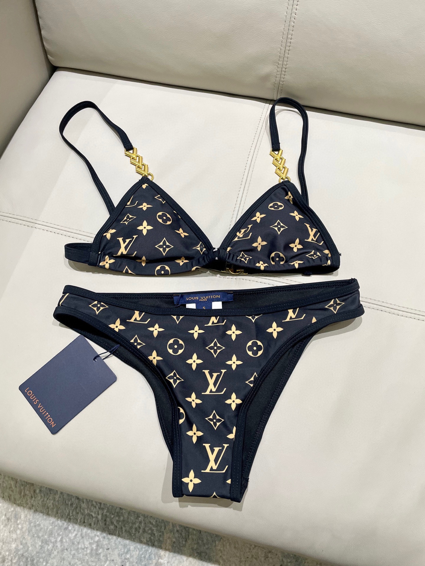  Lv专柜新款分体 对版五金😍🥰适合多种场景的游泳衣🏊‍♀️海边 游泳池 温泉 水上乐园 漂流都可以😌内