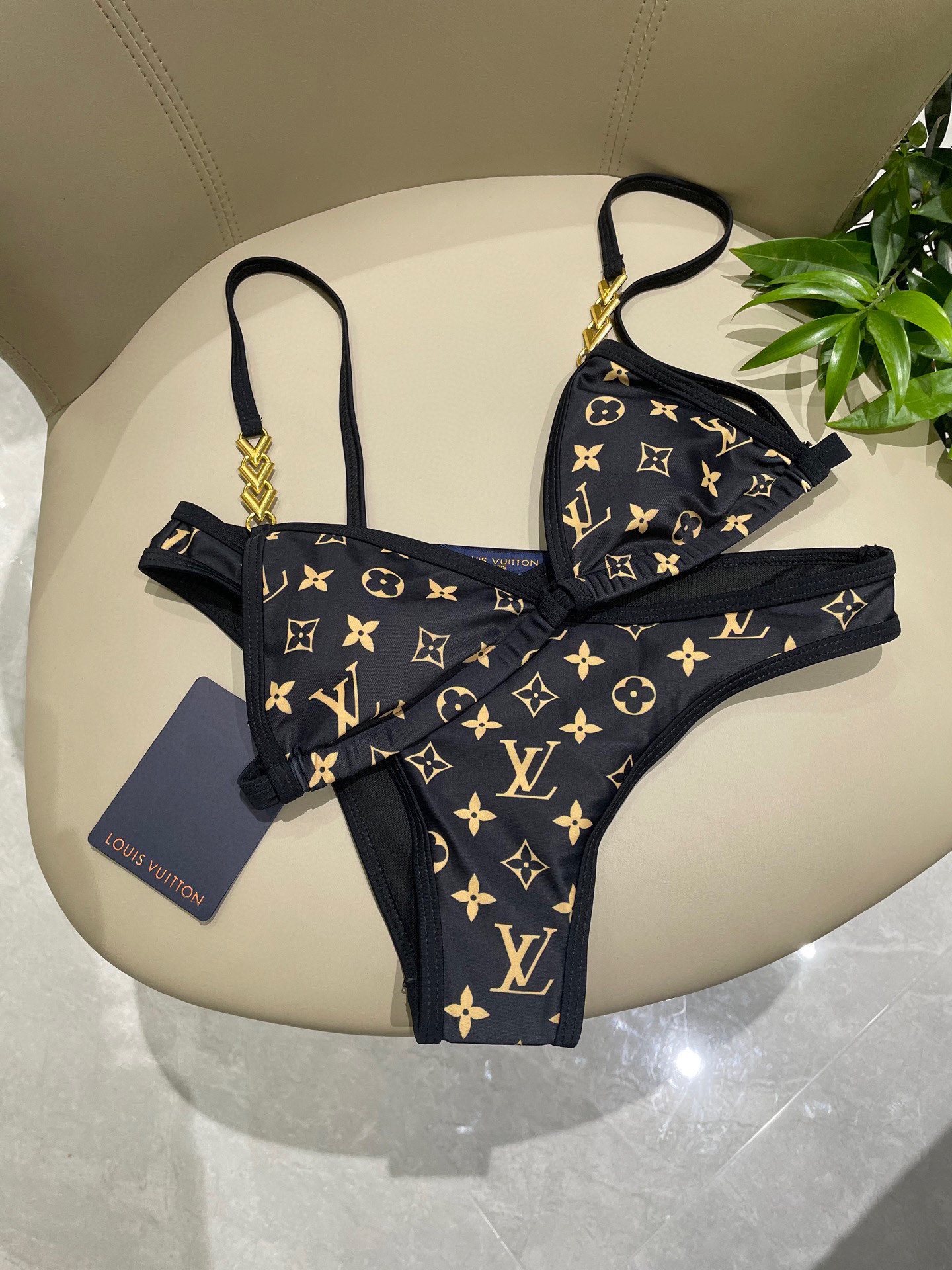  Lv专柜新款分体 对版五金😍🥰适合多种场景的游泳衣🏊‍♀️海边 游泳池 温泉 水上乐园 漂流都可以😌内
