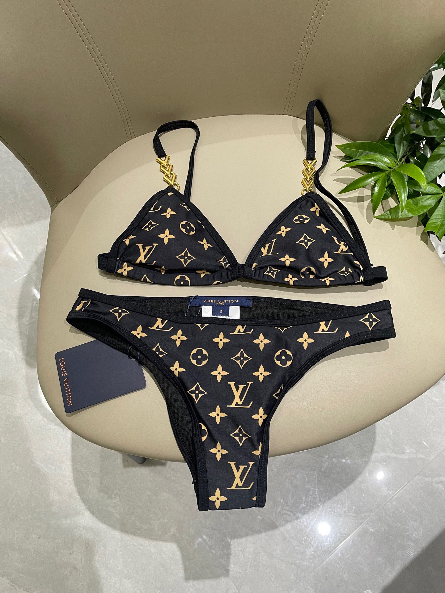  Lv专柜新款分体 对版五金😍🥰适合多种场景的游泳衣🏊‍♀️海边 游泳池 温泉 水上乐园 漂流都可以😌内