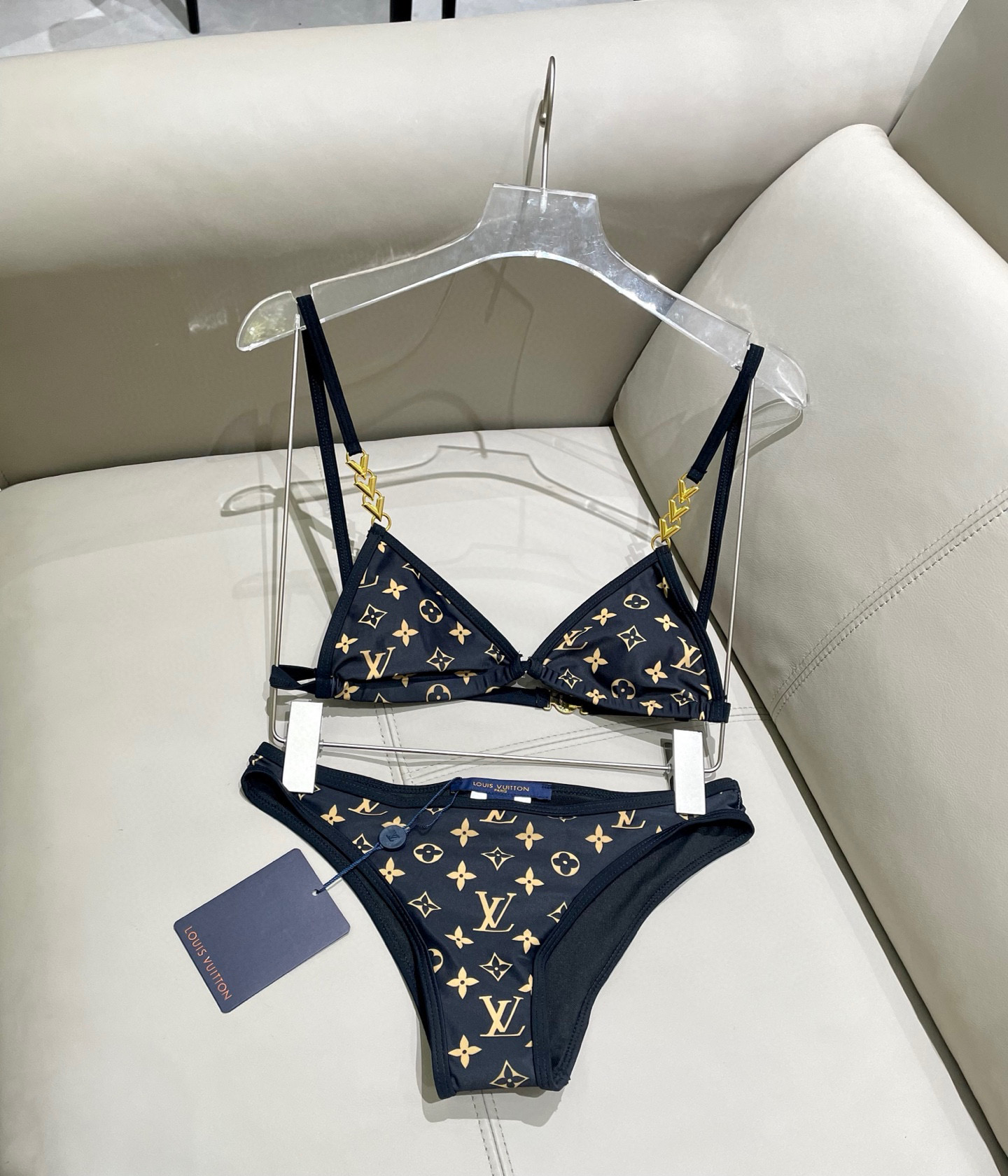 Lv专柜新款分体 对版五金😍🥰适合多种场景的游泳衣🏊‍♀️海边 游泳池 温泉 水上乐园 漂流都可以😌内