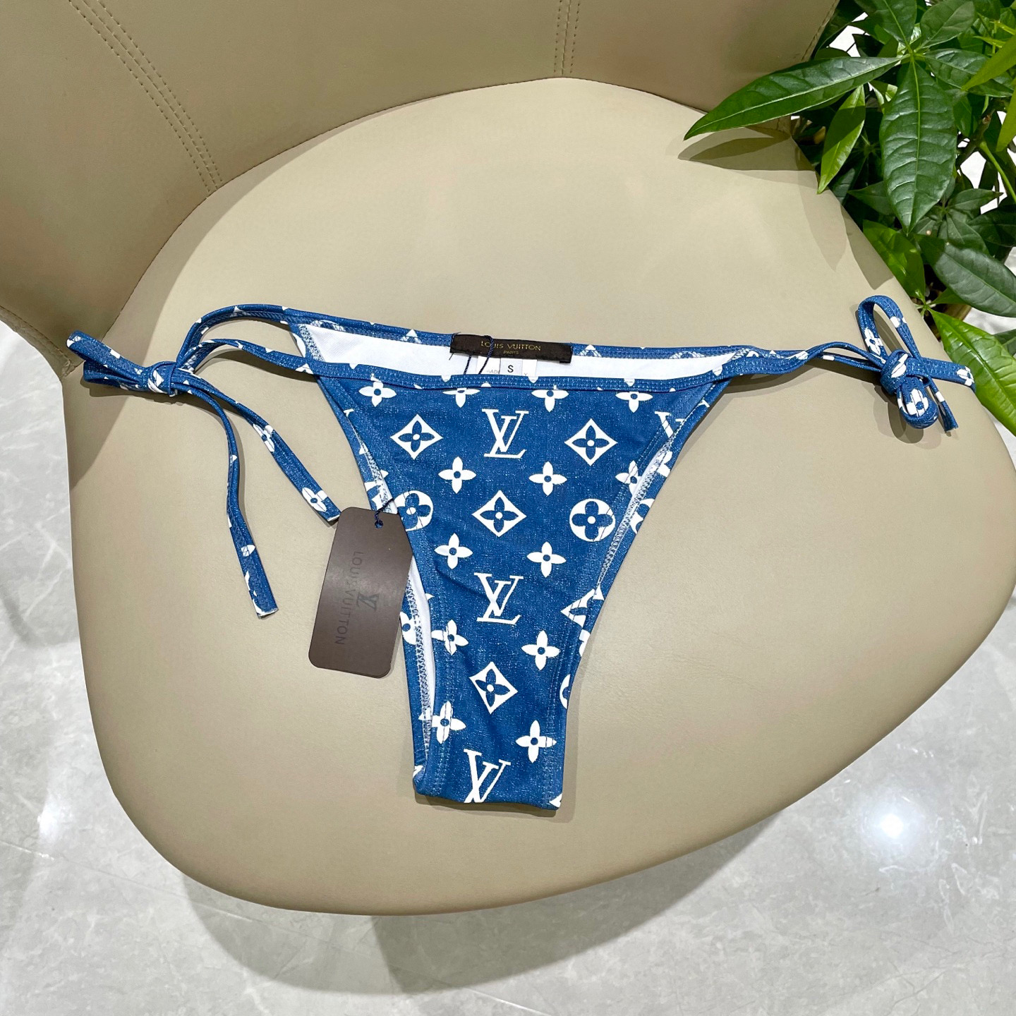  Lv专柜新款分体泳衣😍🥰适合多种场景的游泳衣🏊‍♀️海边 游泳池 温泉 水上乐园 漂流都可以😌内搭也完