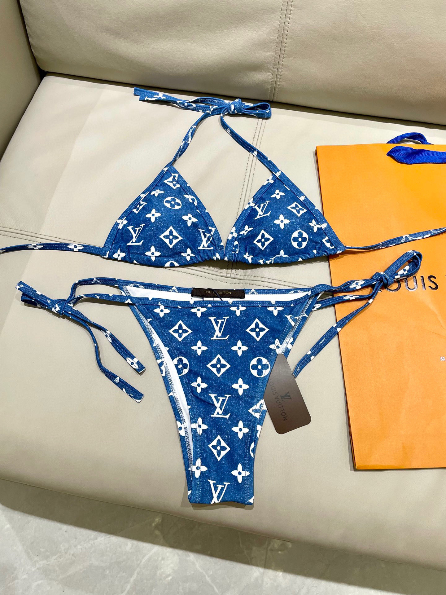  Lv专柜新款分体泳衣😍🥰适合多种场景的游泳衣🏊‍♀️海边 游泳池 温泉 水上乐园 漂流都可以😌内搭也完