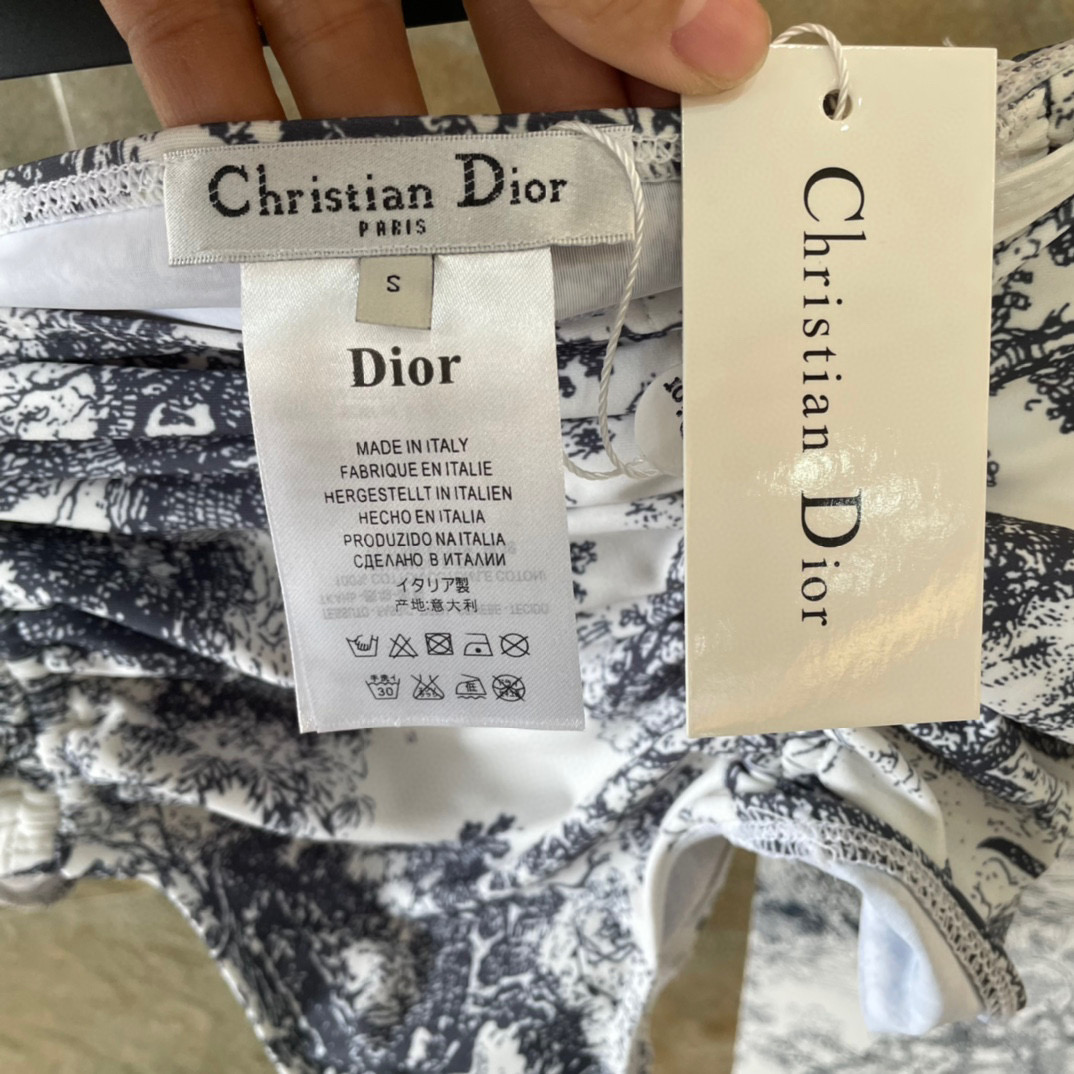  Dior抹胸分体比基尼 可拆卸肩带 😍🥰适合多种场景的游泳衣🏊‍♀️海边 游泳池 温泉 水上乐园 漂流
