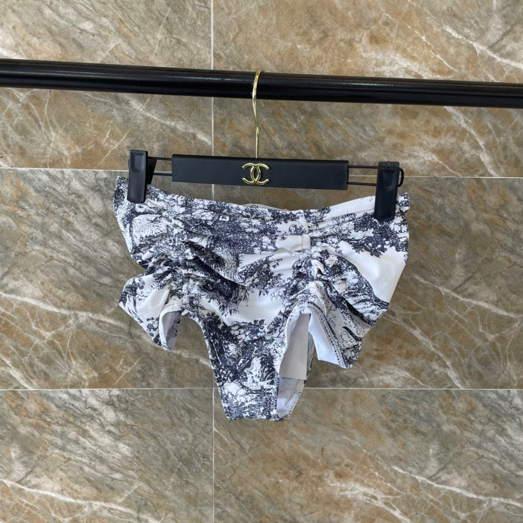  Dior抹胸分体比基尼 可拆卸肩带 😍🥰适合多种场景的游泳衣🏊‍♀️海边 游泳池 温泉 水上乐园 漂流
