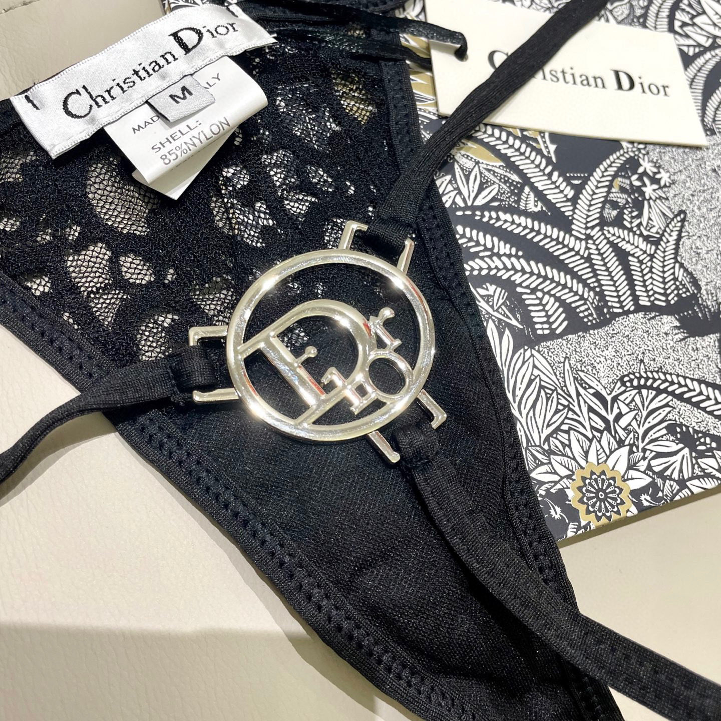  Dior分体比基尼👙丁字裤 
🛒🆕 🆕🆕夏天🧊快到啦，这件泳衣太绝了，上身超A，又纯又欲🛍非常高级，泳