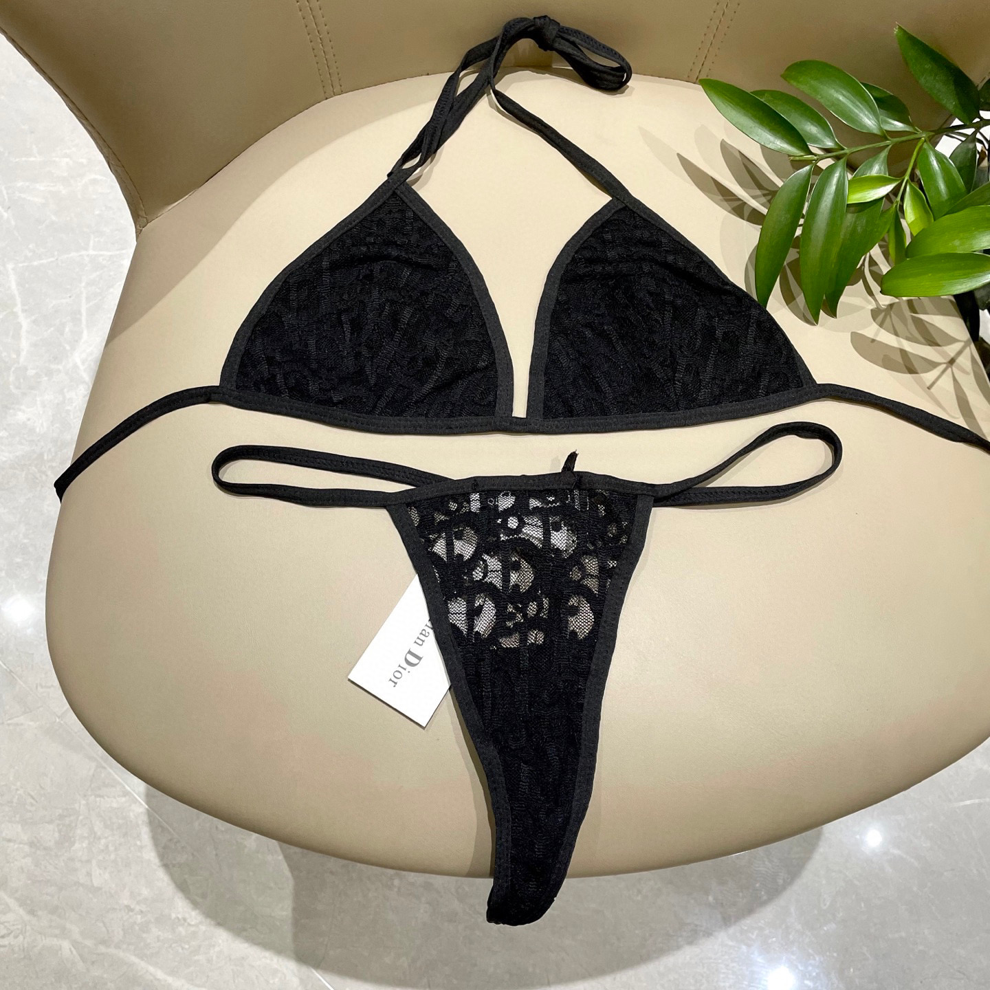  Dior分体比基尼👙丁字裤 
🛒🆕 🆕🆕夏天🧊快到啦，这件泳衣太绝了，上身超A，又纯又欲🛍非常高级，泳
