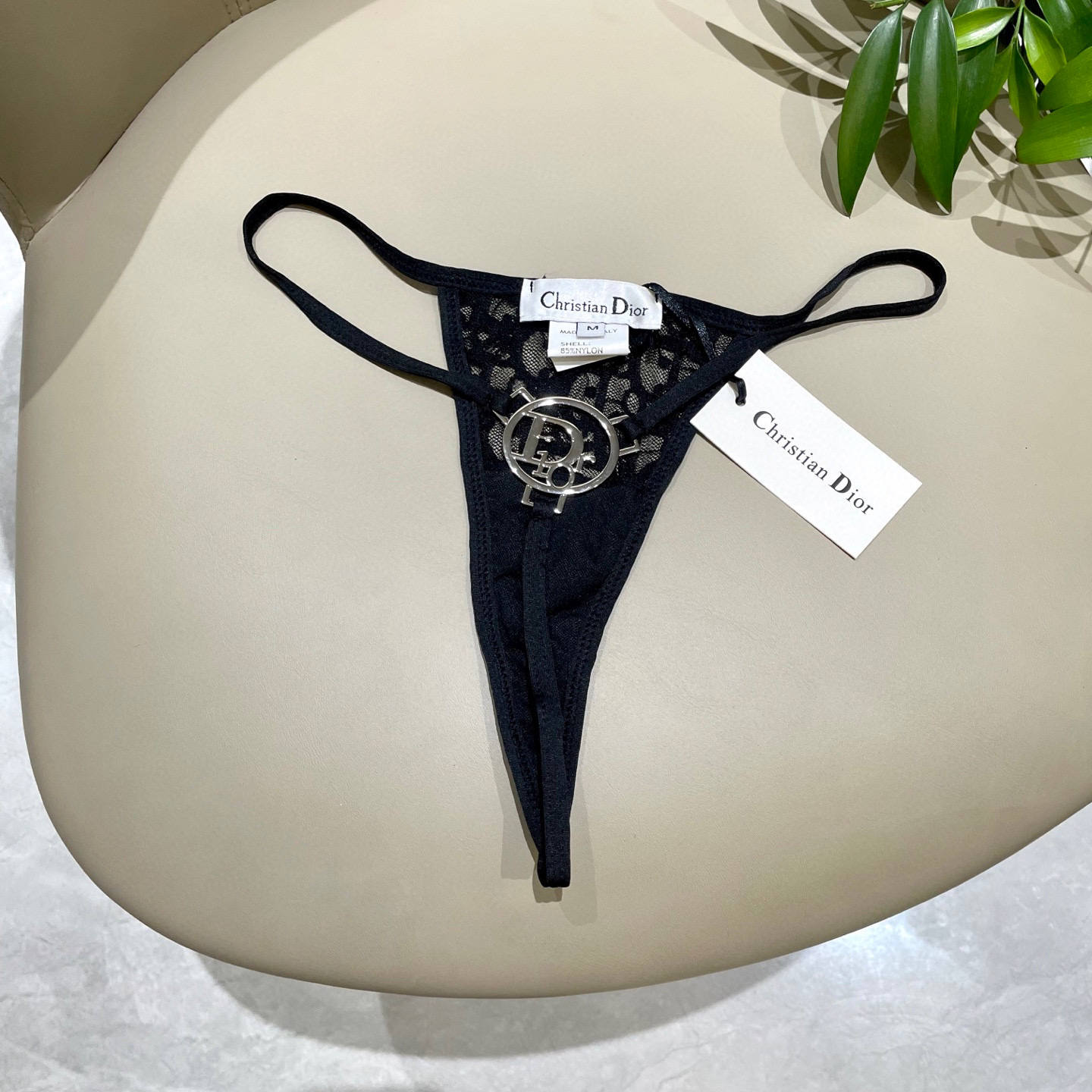 Dior分体比基尼👙丁字裤 
🛒🆕 🆕🆕夏天🧊快到啦，这件泳衣太绝了，上身超A，又纯又欲🛍非常高级，泳