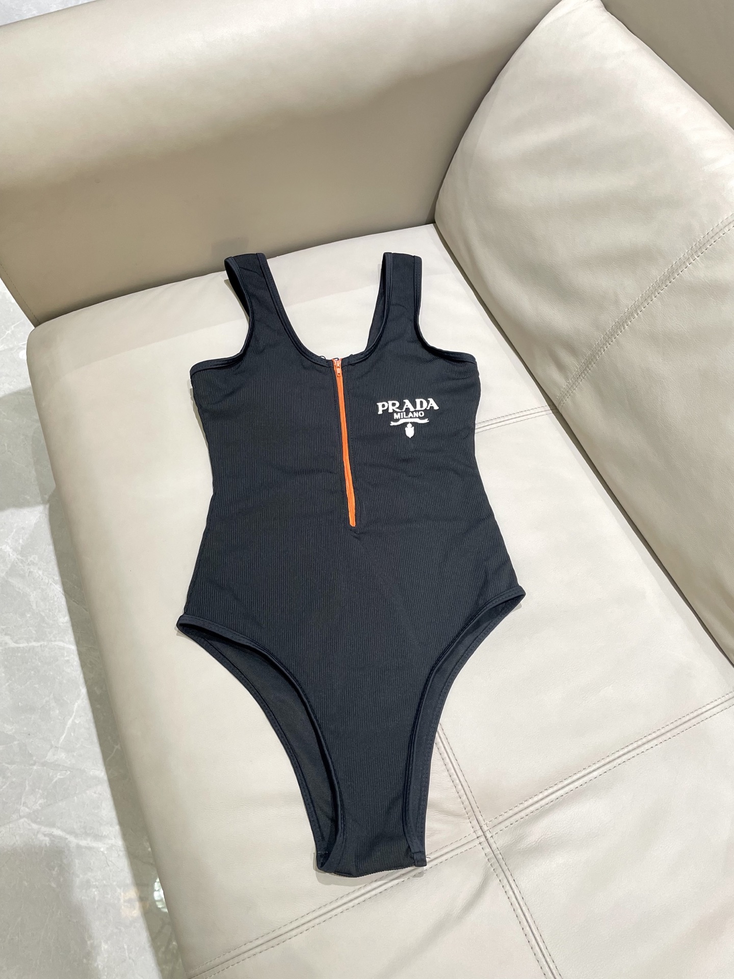  普拉达新款针织连体泳衣  😍🥰适合多种场景的游泳衣🏊‍♀️海边 游泳池 温泉 水上乐园 漂流都可以😌内