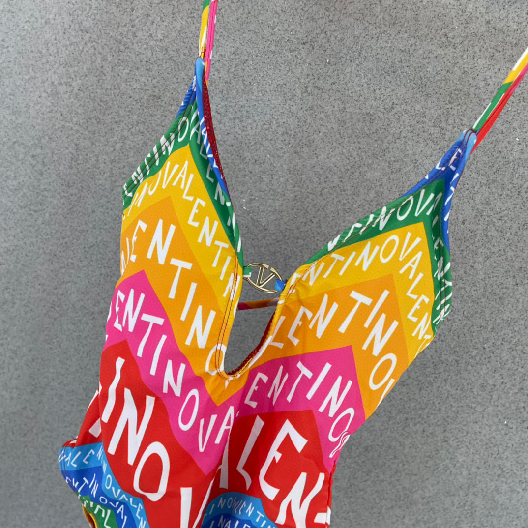  华伦天奴新款😍🥰适合多种场景的游泳衣🏊‍♀️海边 游泳池 温泉 水上乐园 漂流都可以😌内搭也完全可以 