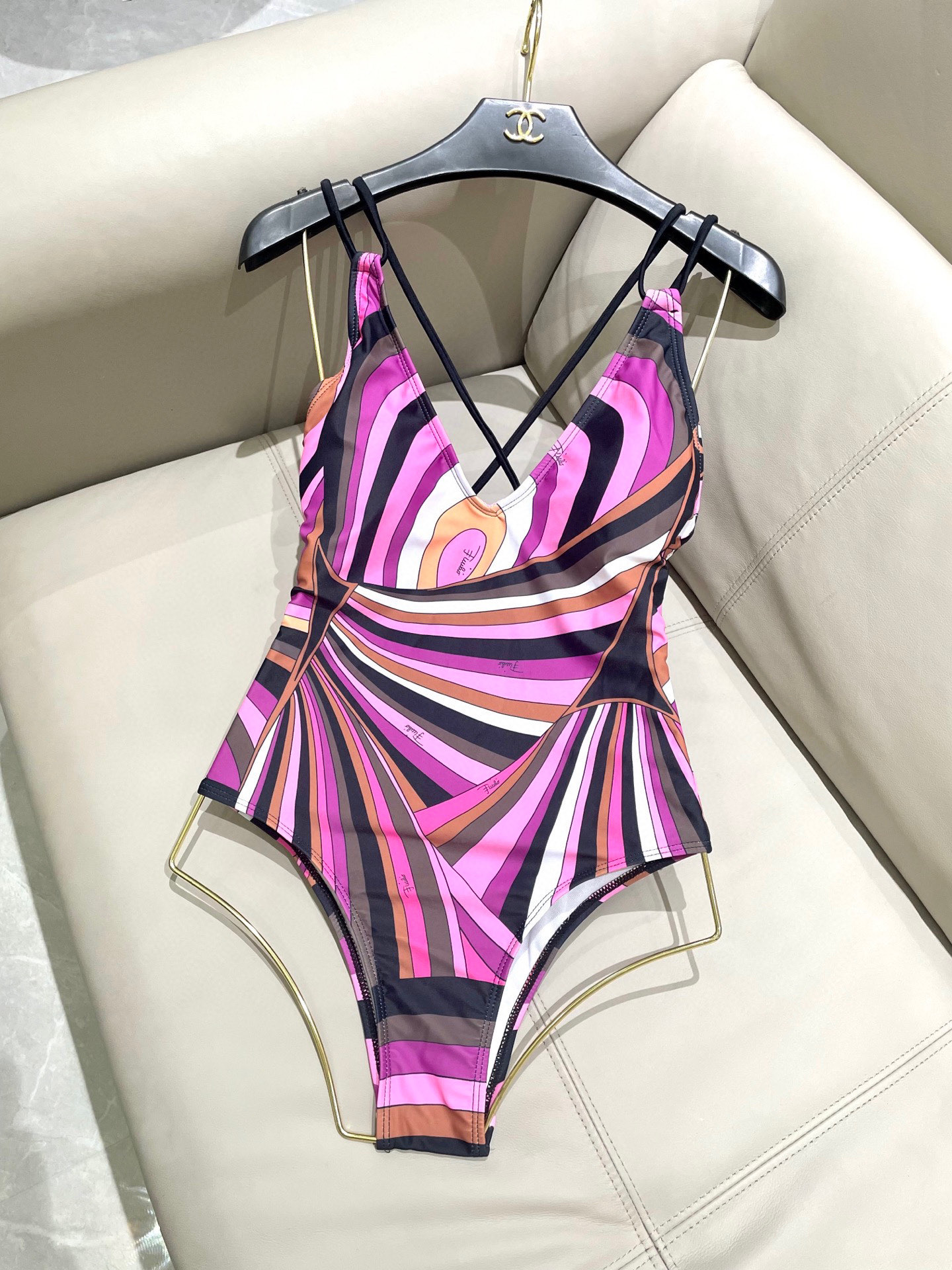  潮牌PUCCI专柜新款连体泳衣😍🥰适合多种场景的游泳衣🏊‍♀️海边 游泳池 温泉 水上乐园 漂流都可以