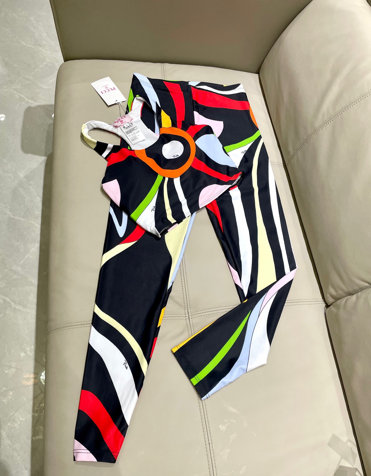  PUCCI新款高弹力健身长款瑜伽服运动套装~小背心➕修身提臀显瘦打底裤
S M L Xl