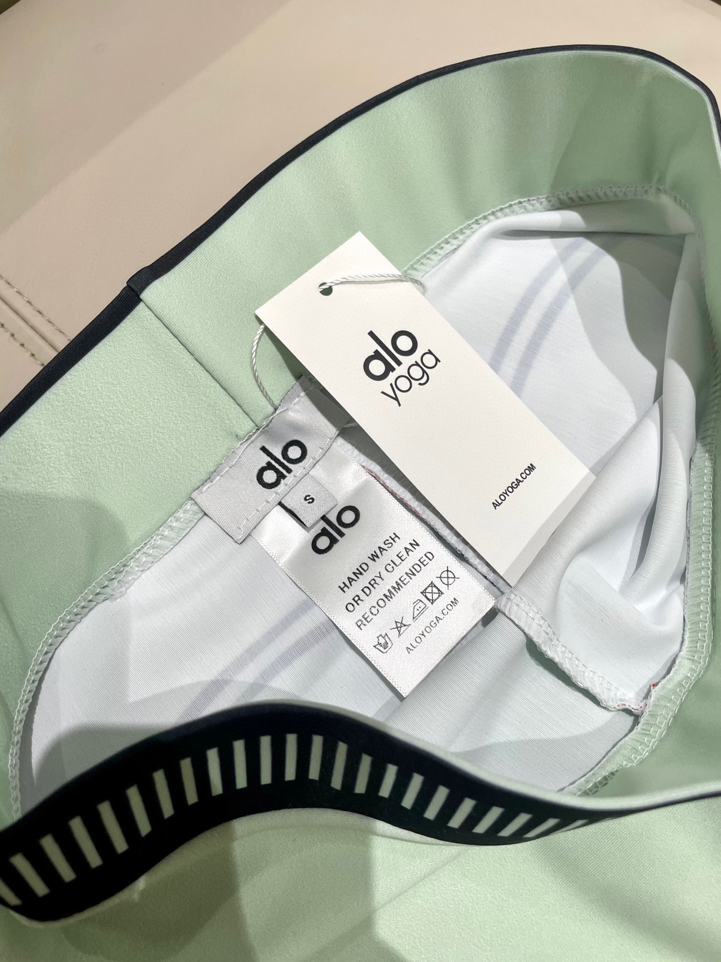  ALO新款高弹力健身长款瑜伽服运动套装~小背心➕修身提臀显瘦打底裤
S M L Xl