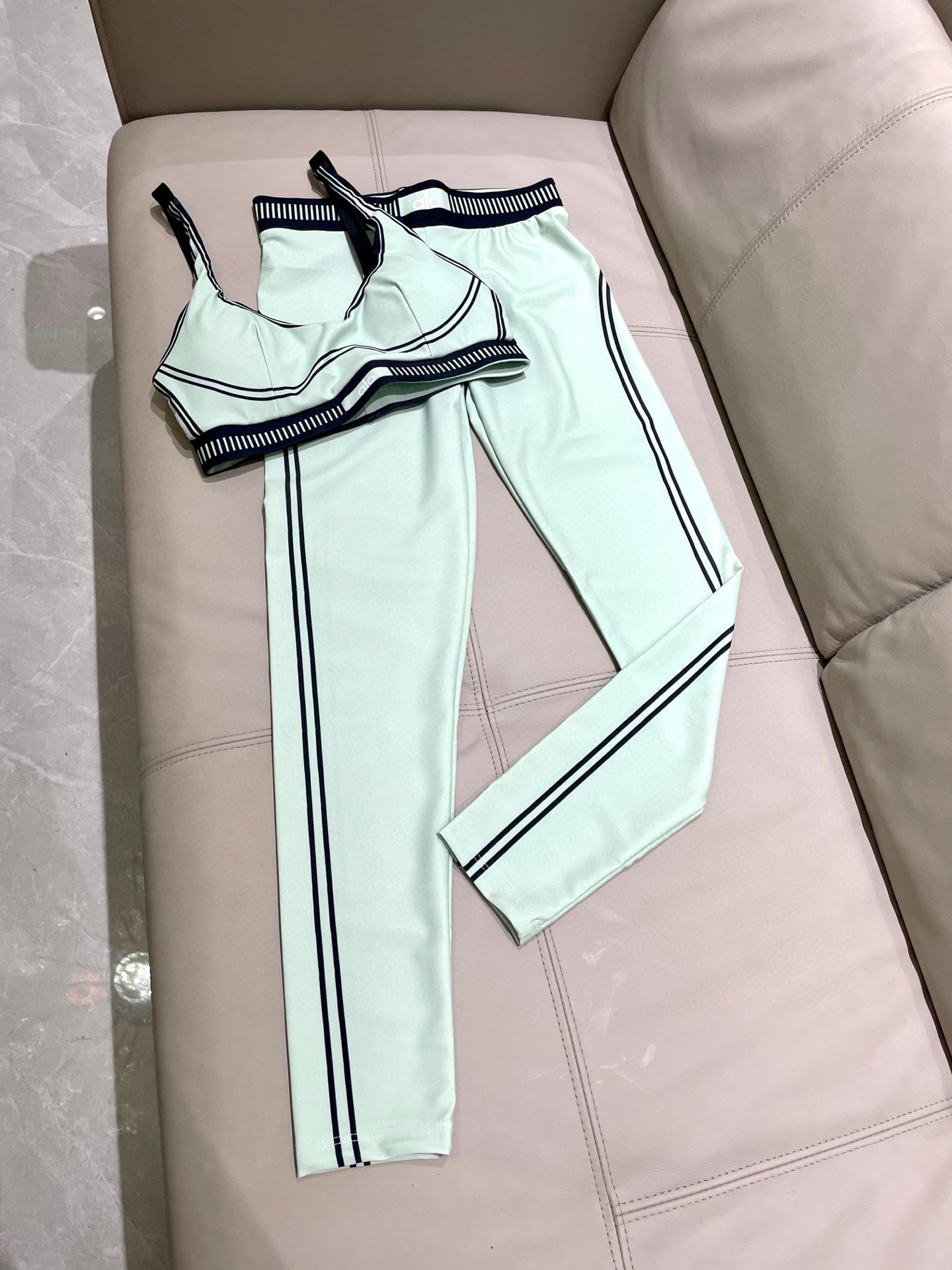  ALO新款高弹力健身长款瑜伽服运动套装~小背心➕修身提臀显瘦打底裤
S M L Xl