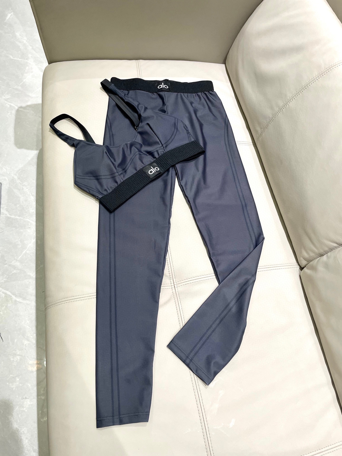  ALO新款高弹力健身长款瑜伽服运动套装~小背心➕修身提臀显瘦打底裤
S M L Xl