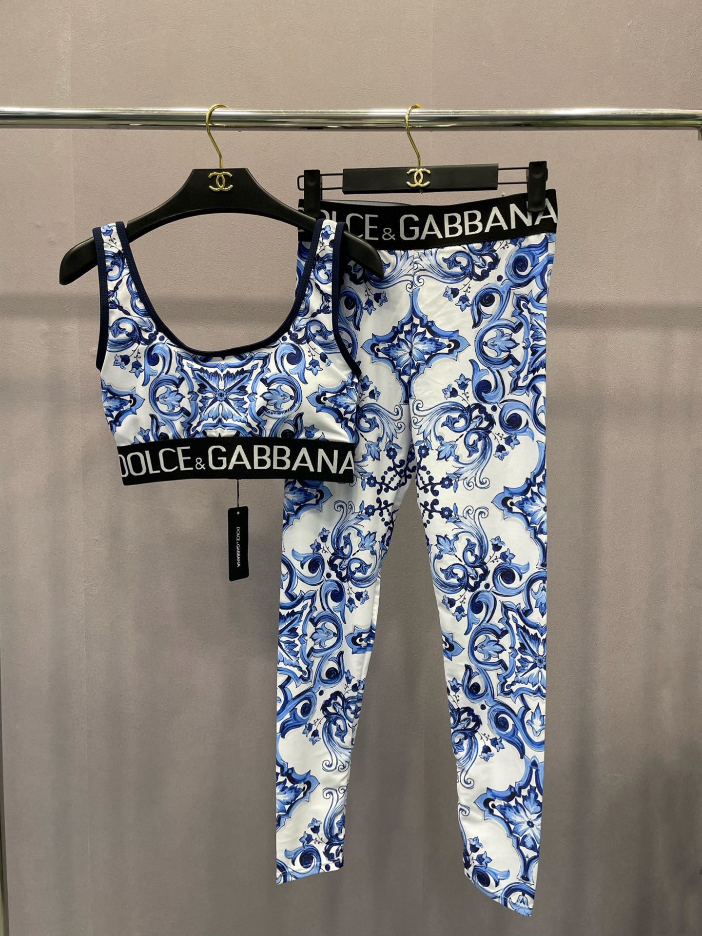  DG新款高弹力健身短款瑜伽服运动套装~小背心➕修身提臀显瘦打底裤脚 
S M L Xl