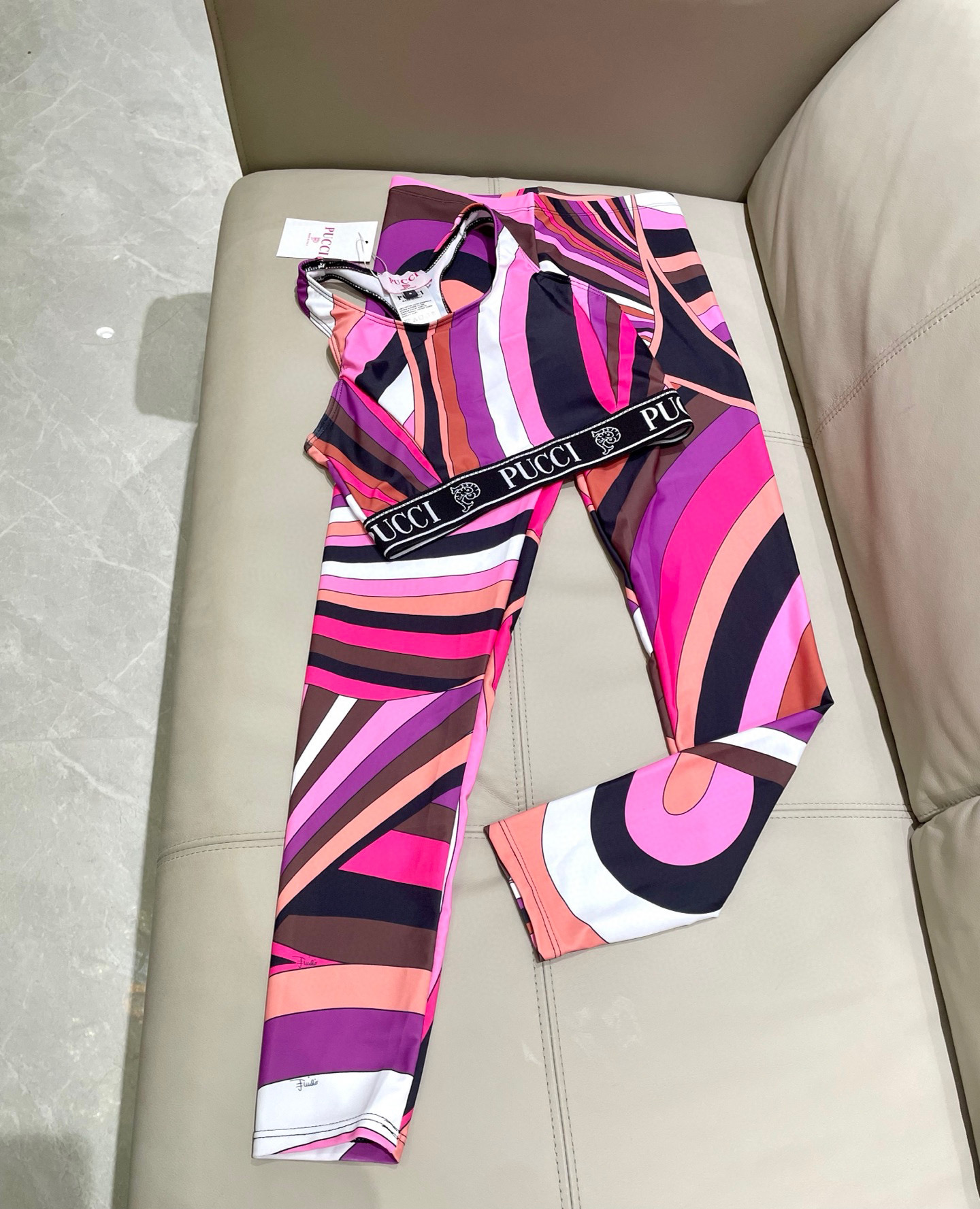  PUCCI新款高弹力健身长款瑜伽服运动套装~小背心➕修身提臀显瘦打底裤
S M L Xl