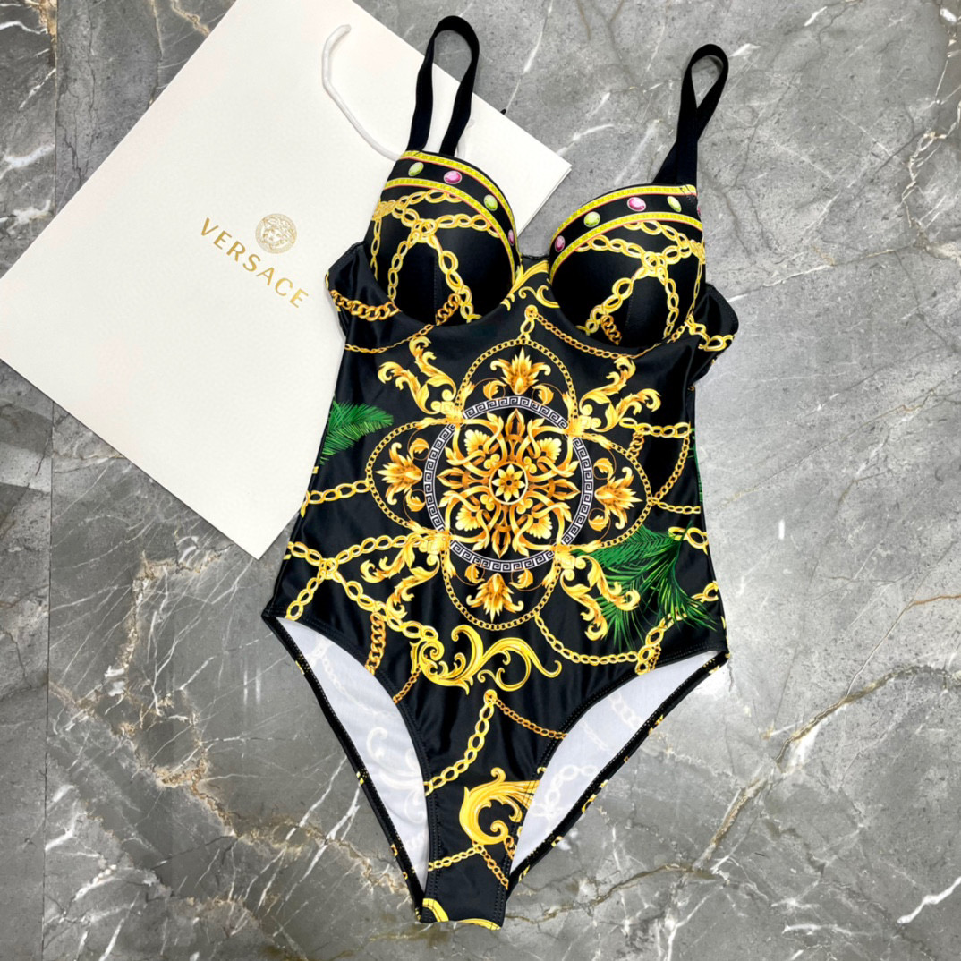 范思哲新款比基尼时尚潮流款 😍🥰适合多种场景的游泳衣🏊‍♀️海边 游泳池 温泉 水上乐园 漂流都可以😌内