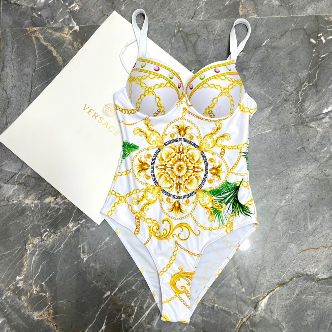 范思哲新款比基尼时尚潮流款 😍🥰适合多种场景的游泳衣🏊‍♀️海边 游泳池 温泉 水上乐园 漂流都可以😌内