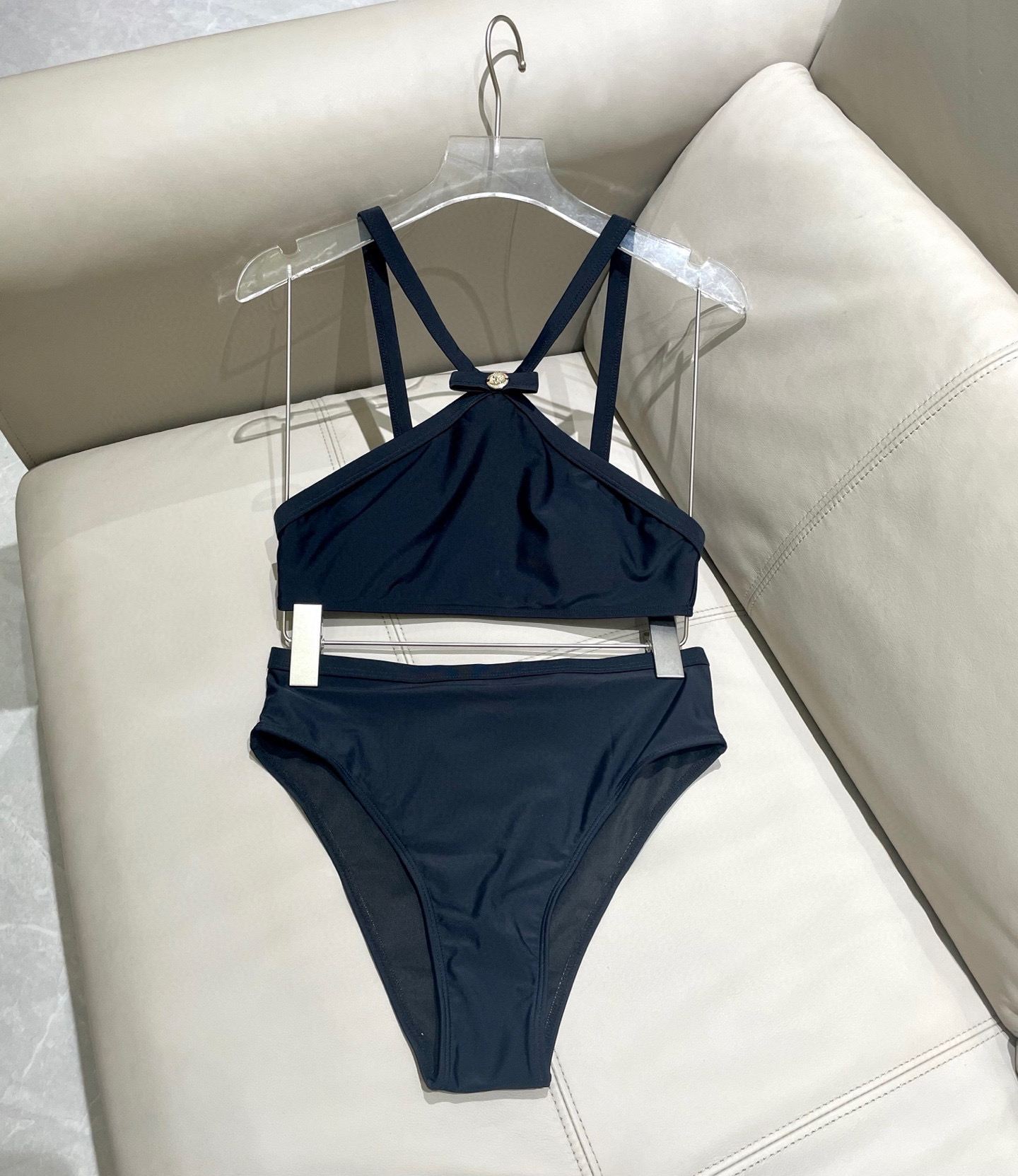  Celine新款比基尼👙 上身超级棒！同步各大专柜发售，自然而然呈现时尚感！十分减龄，具有年轻活力。 