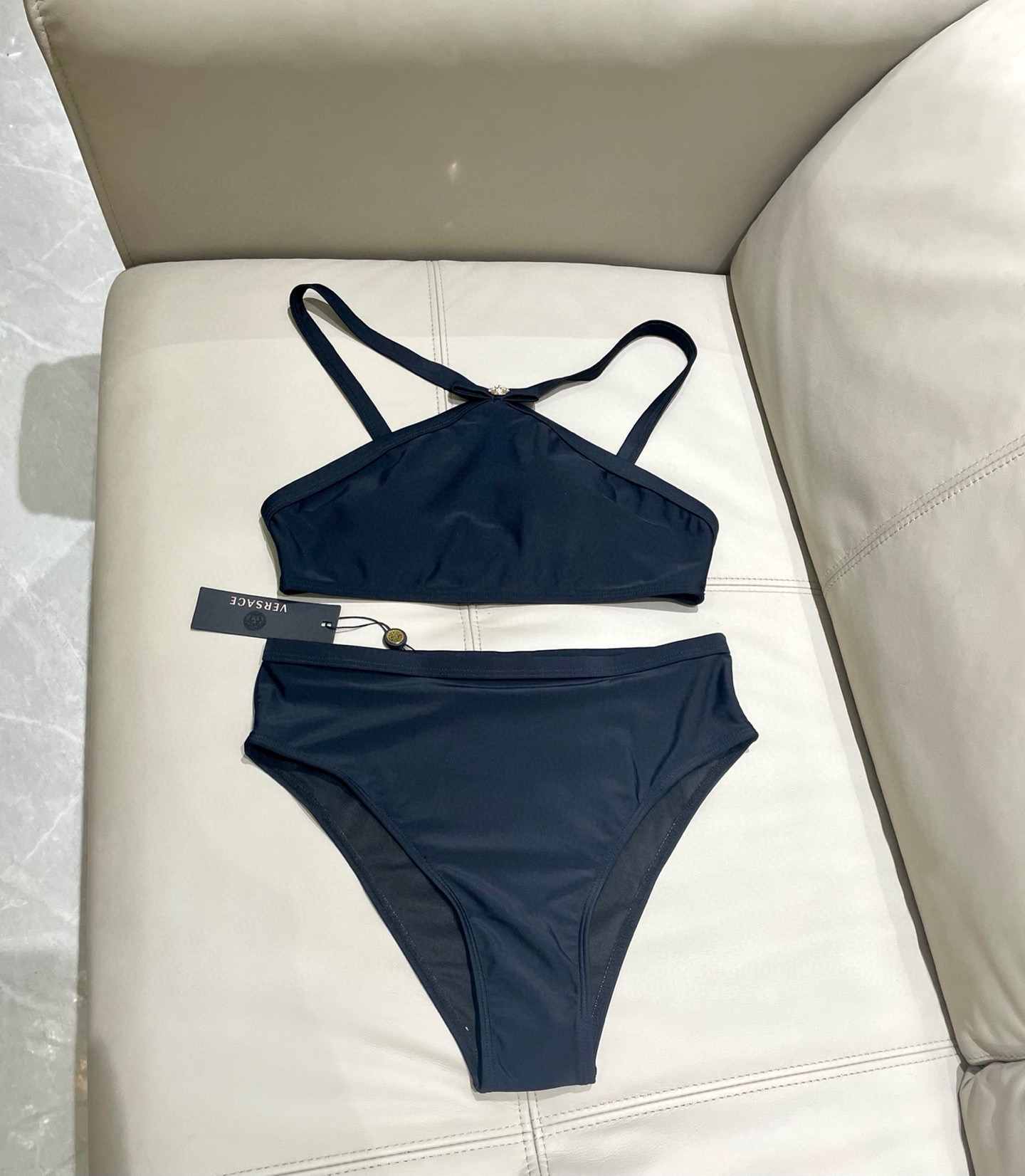  Celine新款比基尼👙 上身超级棒！同步各大专柜发售，自然而然呈现时尚感！十分减龄，具有年轻活力。 