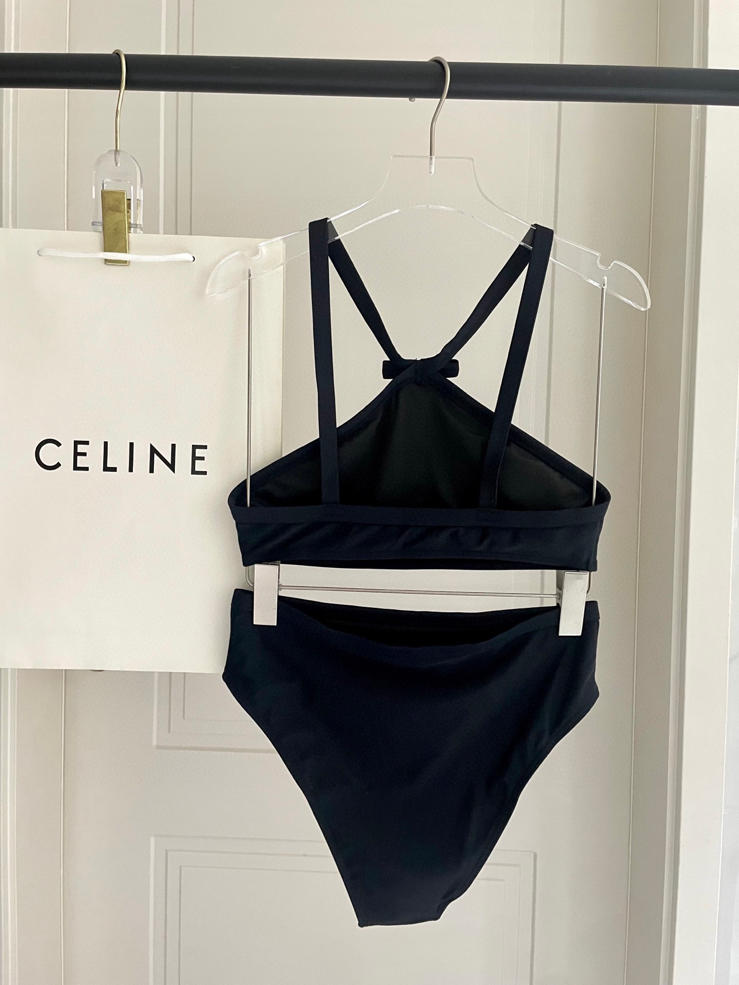  Celine新款比基尼👙 上身超级棒！同步各大专柜发售，自然而然呈现时尚感！十分减龄，具有年轻活力。 