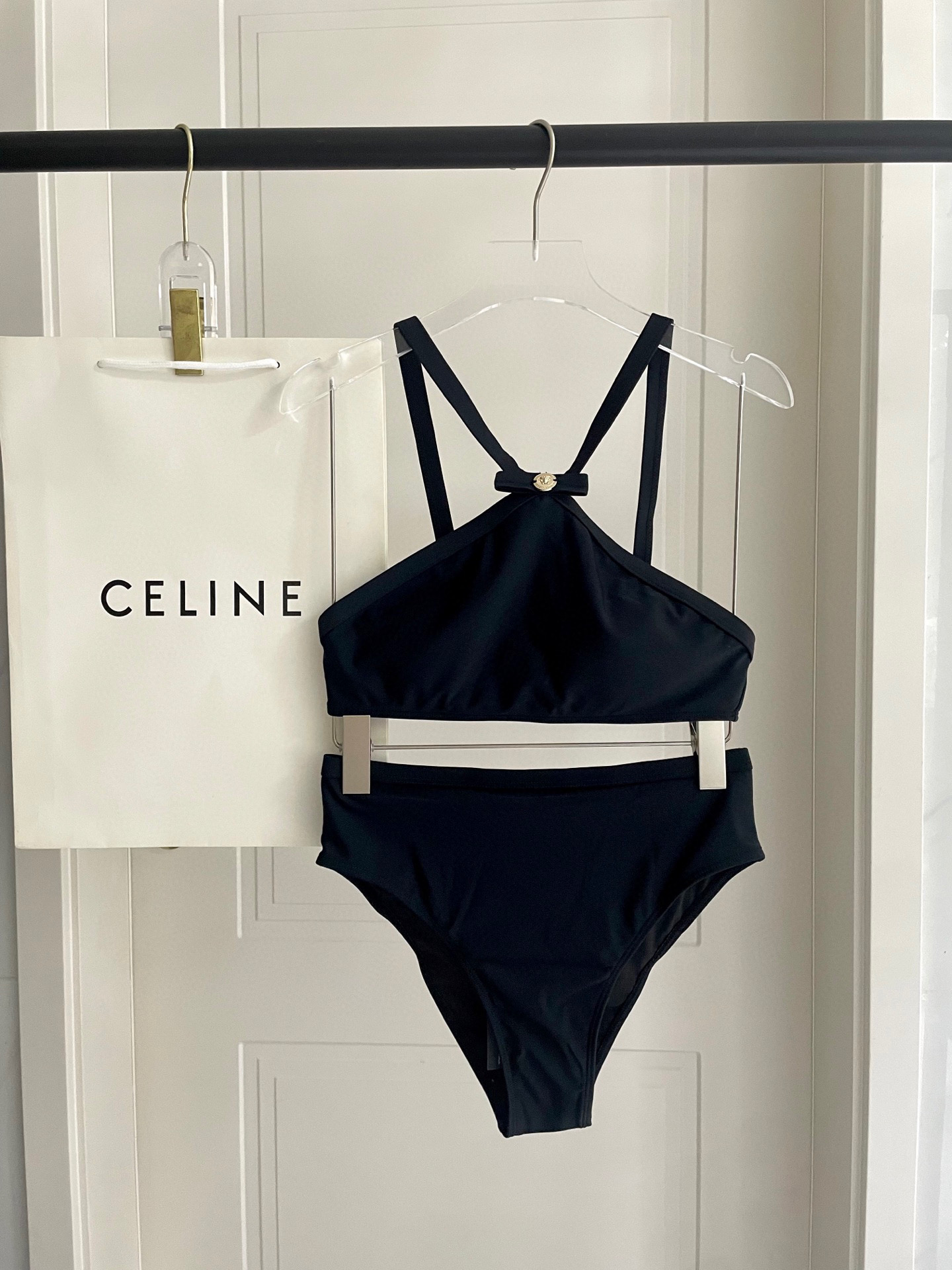  Celine新款比基尼👙 上身超级棒！同步各大专柜发售，自然而然呈现时尚感！十分减龄，具有年轻活力。 