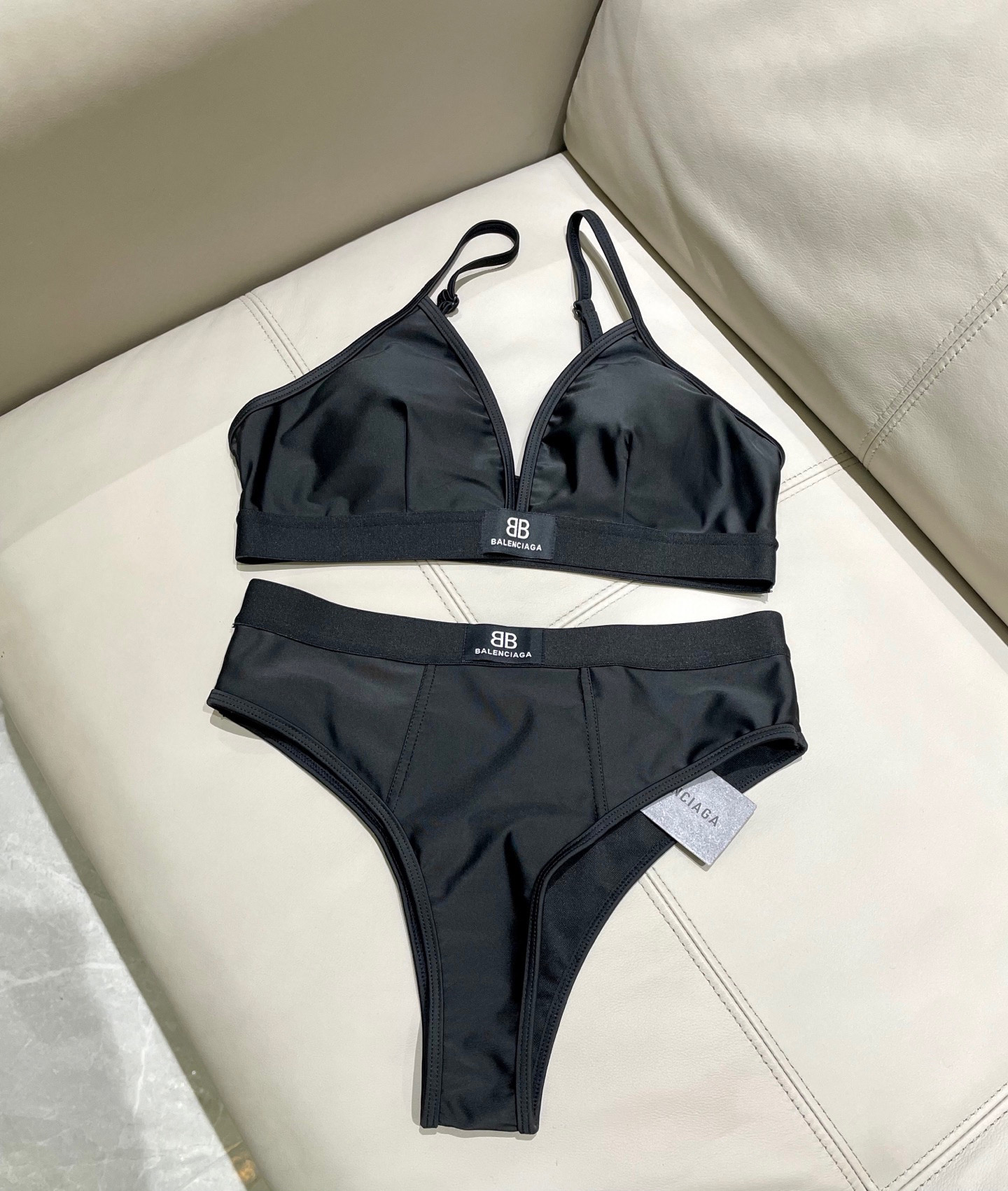  巴黎世家新款分体游泳衣😍🥰适合多种场景的游泳衣🏊‍♀️海边 游泳池 温泉 水上乐园 漂流都可以😌内搭也
