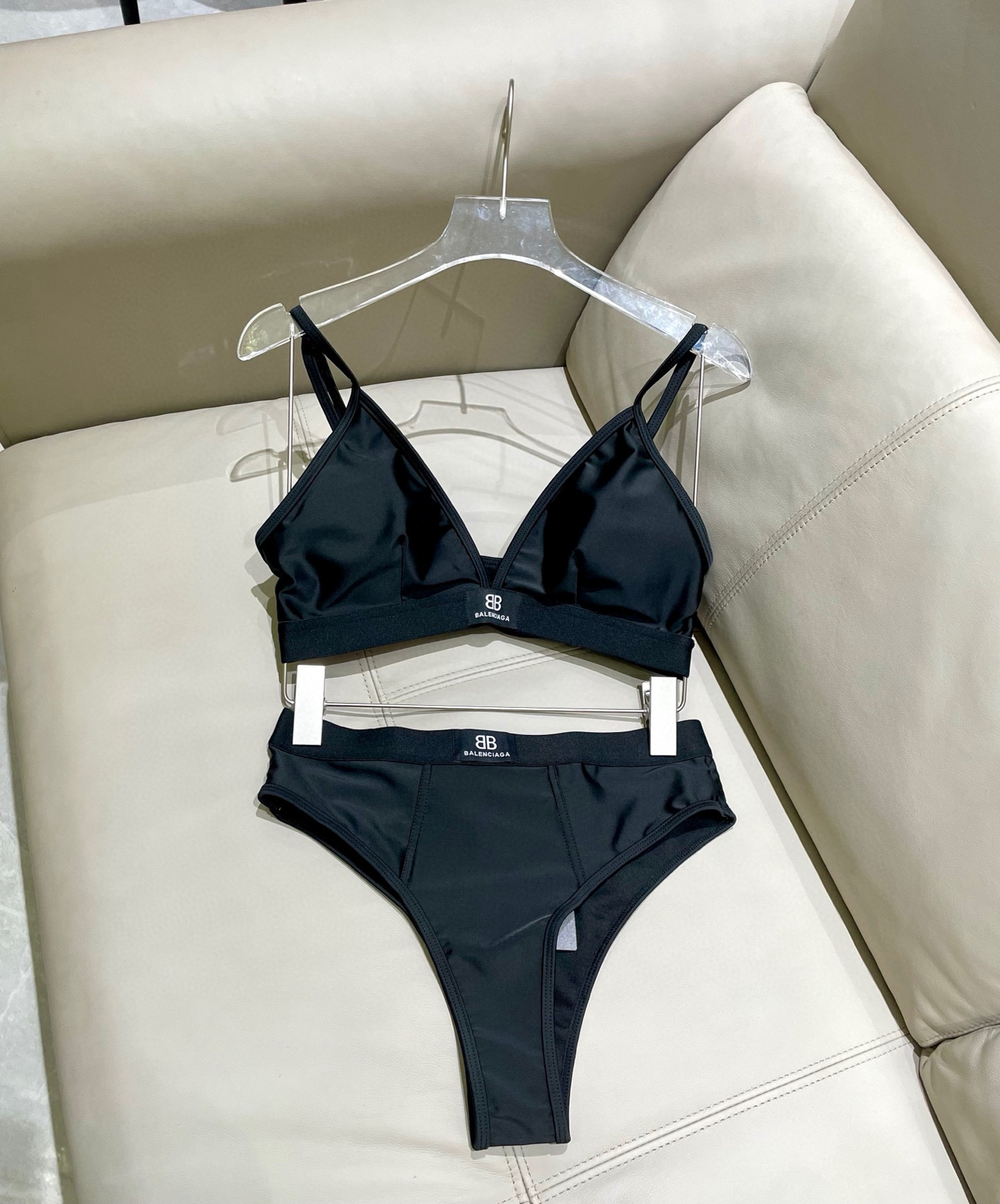  巴黎世家新款分体游泳衣😍🥰适合多种场景的游泳衣🏊‍♀️海边 游泳池 温泉 水上乐园 漂流都可以😌内搭也