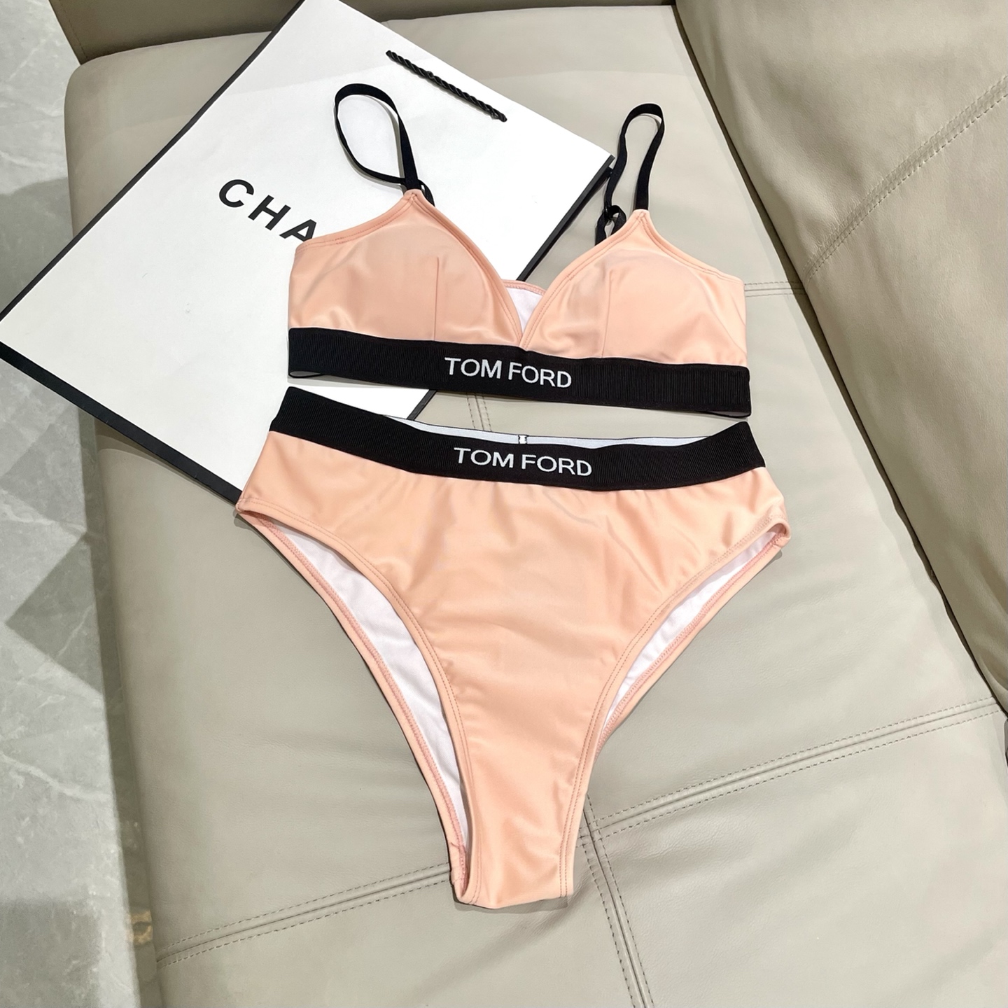TOm FORD😍🥰适合多种场景的游泳衣🏊‍♀️海边 游泳池 温泉 水上乐园 漂流都可以😌内搭也完全可以